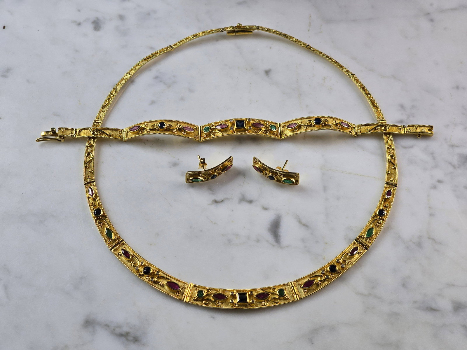Womens 18k Gold Emerald Sapphire Necklace Bracelet Earring Set: AN ELEGANT WOMENS VINTAGE ESTATE 18K GOLD NECKLACE, BRACELET AND EARRING SET. GEMS ARE EMERALDS, WITH BLUE, AND PINK SAPPHIRES . THE NECKLACE MEASURES ABOUT 17 1/4" LONG BY ABOUT 3/8" WIDE. THE BRACEL