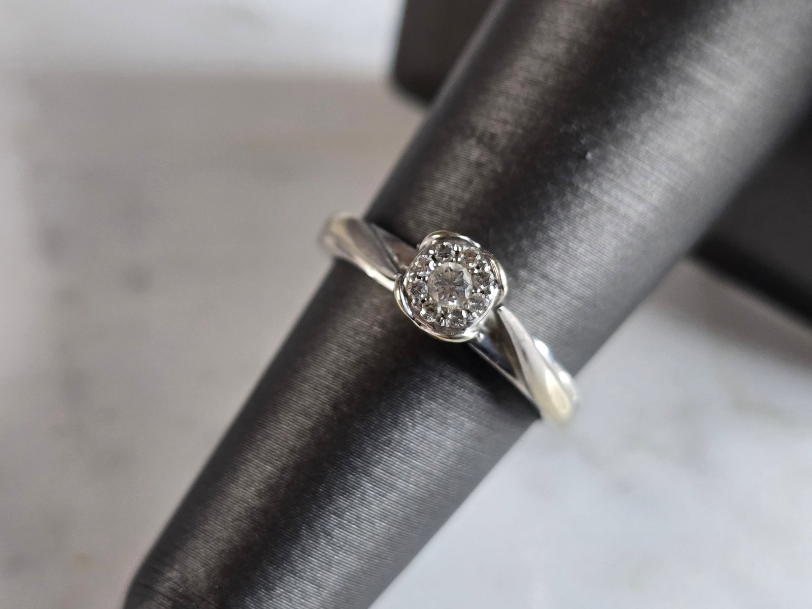 Womens Vintage Estate 10K White Gold Diamond Ring: A WOMENS VINTAGE ESTATE 10K WHITE GOLD DIAMOND RING. THE RING IS A SIZE 5.75 AND WEIGHS 2.3g. THERE ARE ABOUT .29cts OF DIAMONDS IN THIS RING. RING MEASURES ABOUT 1/4" WIDE , AND IS MARKED ON THE INSI
