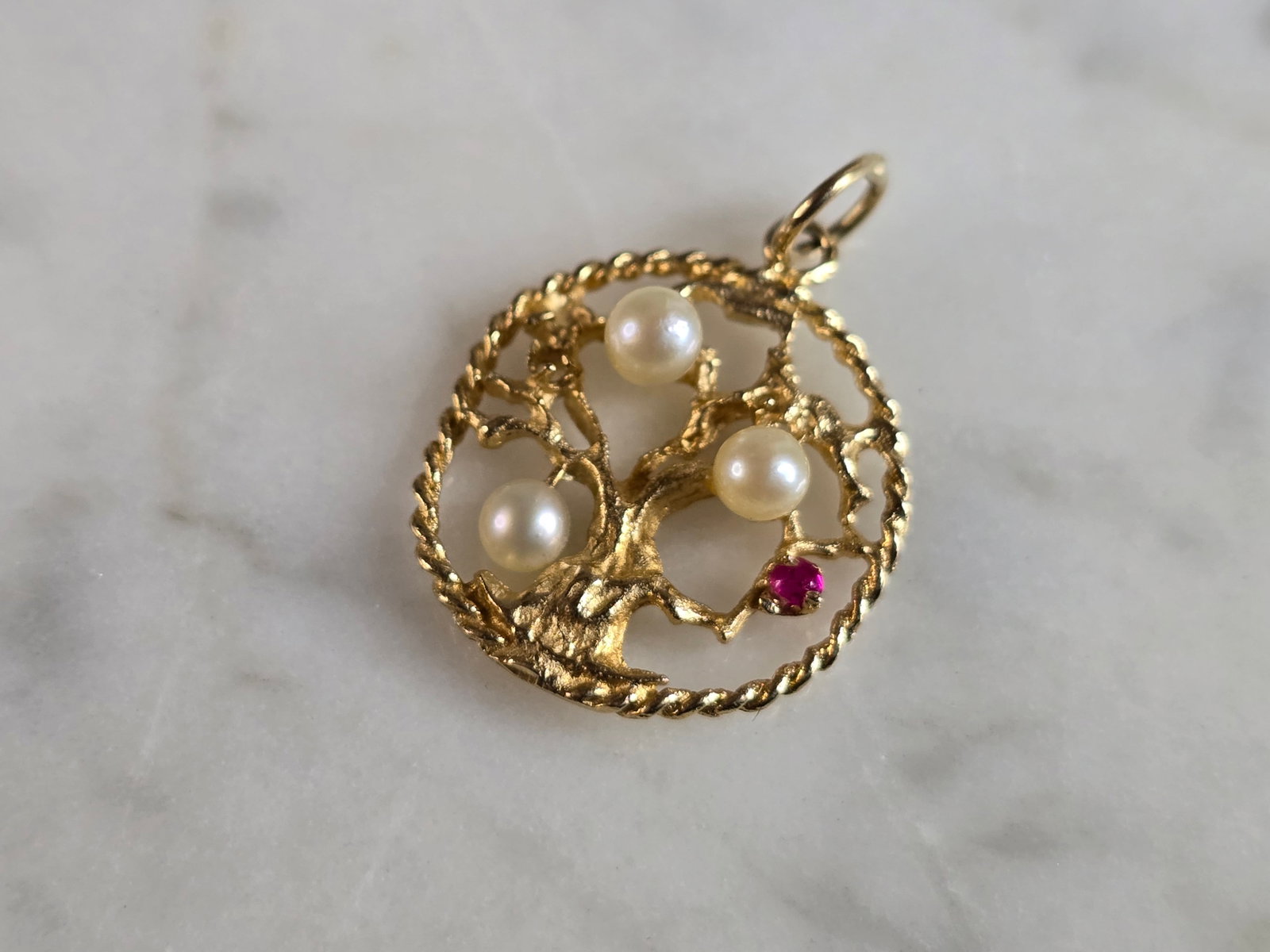 Womens Vintage Estate 14K Yellow Gold Tree of Life Pendant: A WOMENS VINTAGE ESTATE 14K YELLOW GOLD TREE OF LIFE PENDANT. THE TOTAL WEIGHT IS 1.7g, AND MEASURES 7/8" LONG, BY 5/8" WIDE. MAKES A GREAT GIFT FOR THAT SPECIAL SOMEONE. ANY QUESTIONS PLEASE DO NOT H