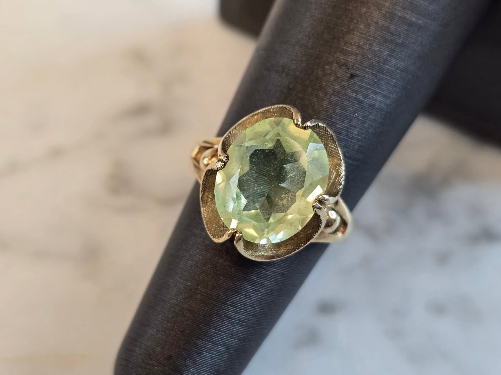 Womens Vintage Estate 10K Yellow Gold Peridot Ring: A WOMENS VINTAGE ESTATE 10K YELLOW GOLD PERIDOT RING. THE RING WEIGHS 3.9g, AND IS A SIZE 6.0. THE LENGTH OF THE RING IS 1/2". RING IS MARKED 10k. MAKES A GREAT GIFT FOR THAT SOMEONE SPECIAL. ANY QUES