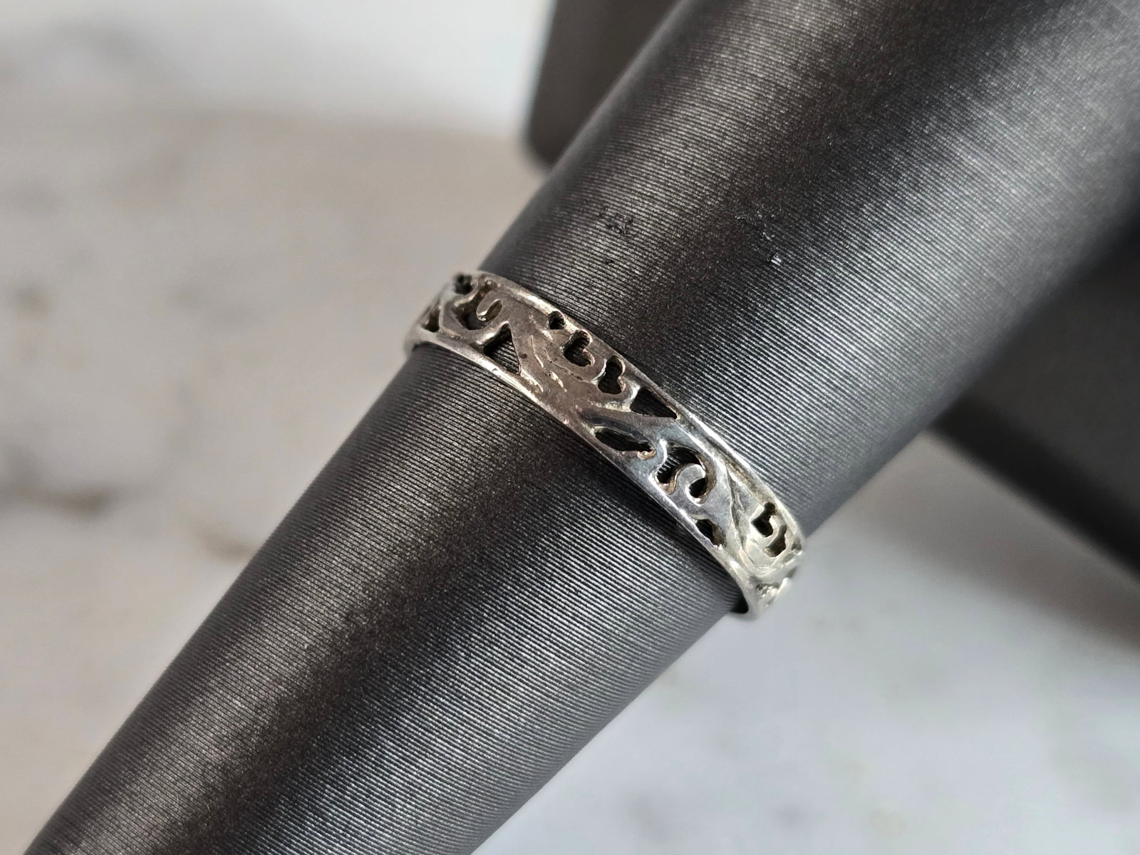 Womens Vintage Estate Sterling Silver Modernist Ring: A WOMENS VINTAGE ESTATE STERLING SILVER MODERNIST RING. THE TOTAL WEIGHT IS 1.1g, AND IS A SIZE 4.25. THE WIDTH OF THE RING IS 1/8". THIS RING WOULD MAKE A GREAT GIFT FOR SOMEONE SPECIAL. ANY QUESTION