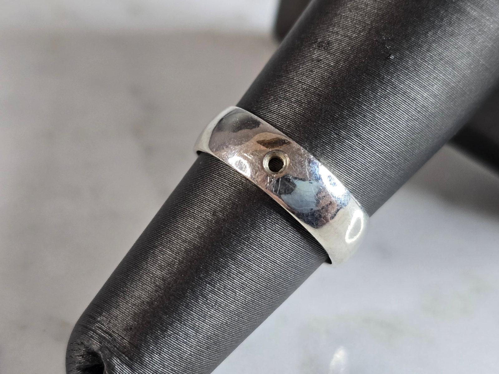 Womens Vintage Estate Sterling Silver Modernist Ring: A WOMENS VINTAGE ESTATE STERLING SILVER MODERNIST RING. THE RING SIZE IS A 5.75, AND WEIGHS 2.7g. THE WIDTH OF THE RING IS 3/16". THIS WOULD MAKE A NICE GIFT FOR THAT SOMEONE SPECIAL. ANY QUESTIONS PL