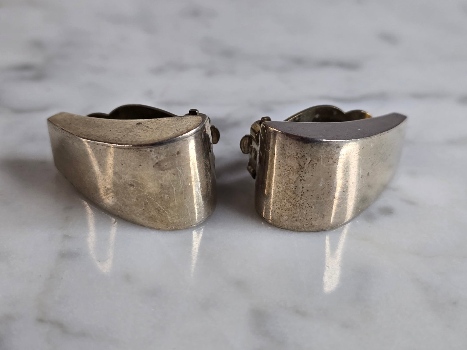 Womens Vintage Estate Sterling Silver Zina Earrings: A PAIR OF WOMENS STERLING SILVER EARRINGS MADE BY ZINA. EARRINGS WEIGH 11.7g AND MEASURES 7/8" LONG BY 1/2" WIDE. ANY QUESTIONS, PLEASE DO NOT HESITATE TO ASK. BE SURE TO CHECK OUT SOME OF MY OTHER GR