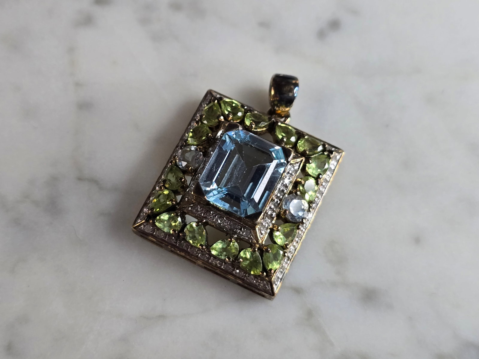 Womens Vintage Estate Sterling Silver Multi Stone Pendant: A WOMENS VINTAGE ESTATE STERLING SILVER MULTI STONE PENDANT . PENDANT WEIGHS 12.1g AND MEASURES 1 1/4" LONG BY 7/8" WIDE. MAKES A GREAT GIFT FOR THAT SOMEONE SPECIAL. ANY QUESTIONS, PLEASE ASK. BE SUR