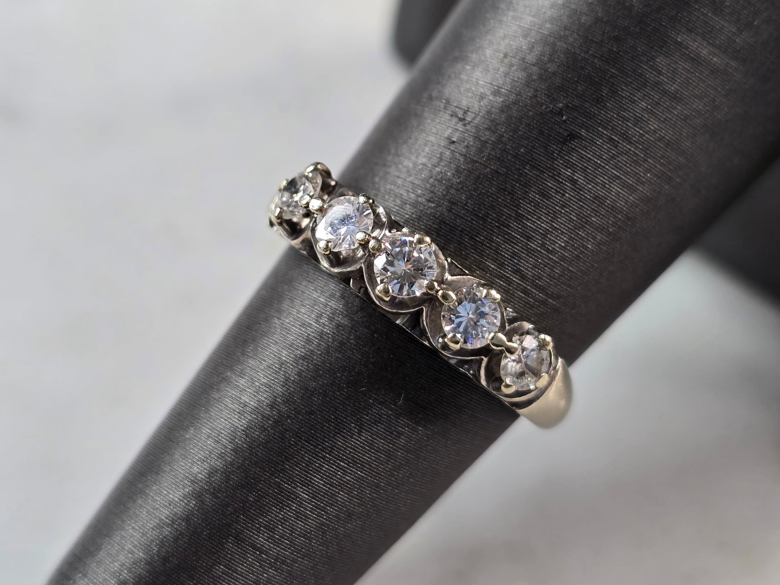 Womens Vintage Estate 14K White Gold Diamond Ring: A WOMENS VINTAGE ESTATE 14K WHITE GOLD DIAMOND RING MADE BY TRU-JOY. THE RING IS A SIZE 6.25 AND WEIGHS 3.0g. THERE ARE ABOUT 0.25cts OF DIAMONDS IN THIS RING. THE WIDTH OF THE RING IS 3/16". THE RING