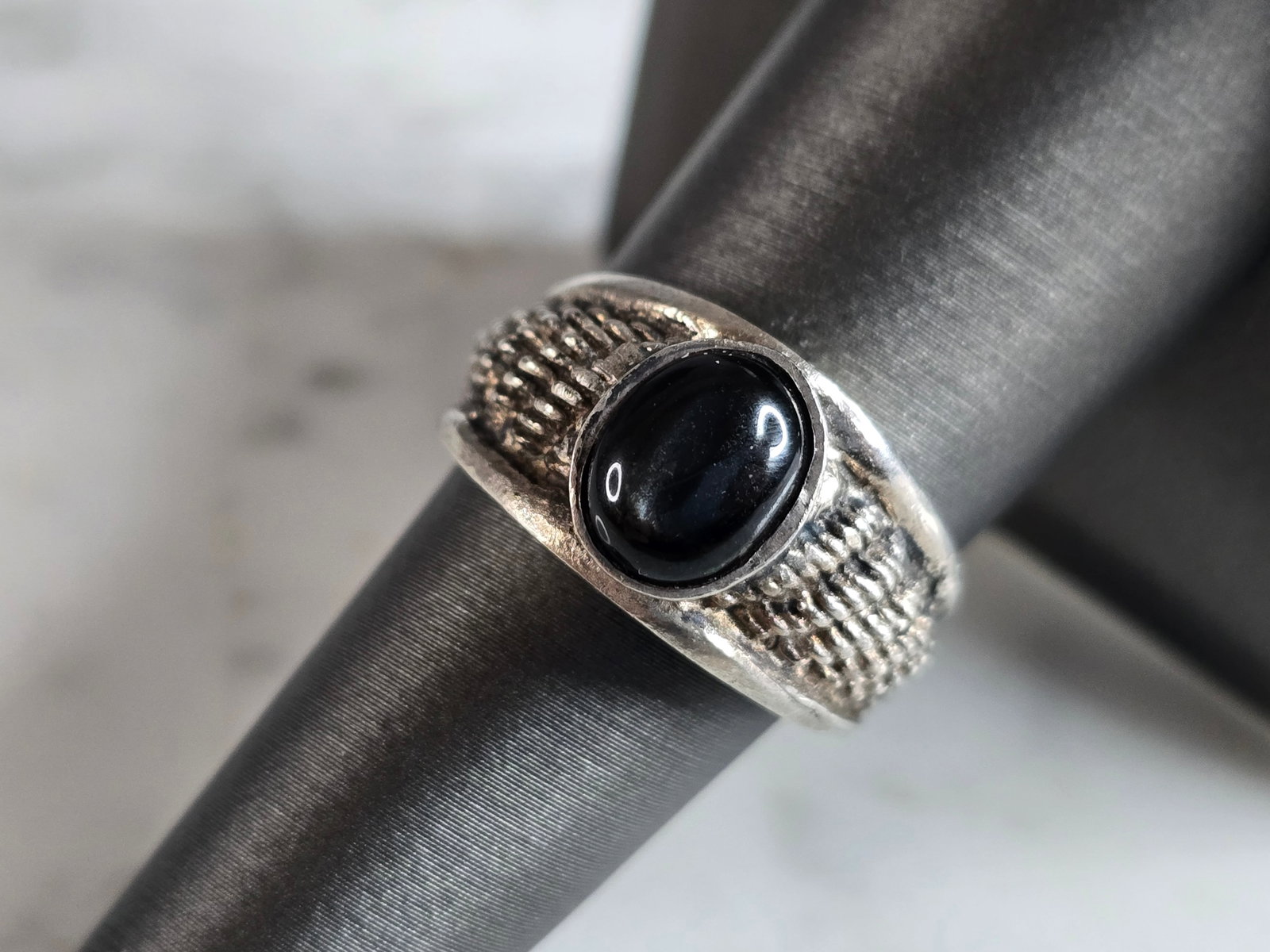 Womens Vintage Estate Sterling Silver Modernist Onyx Ring: A WOMENS VINTAGE ESTATE STERLING SILVER MODERNIST ONYX RING. RING SIZE IS 7.5, AND WEIGHS 6.9g. THE WIDTH OF THE RING IS 3/8". THIS WOULD MAKE A NICE GIFT FOR THAT SOMEONE SPECIAL. ANY QUESTIONS PLEAS
