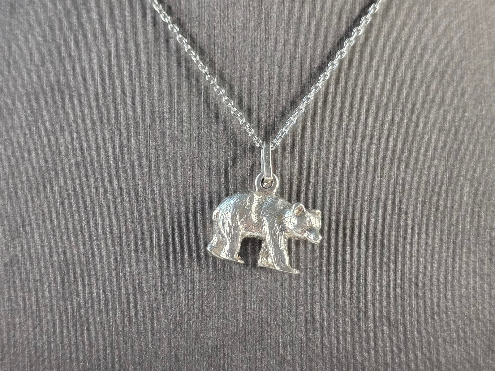Womens Sterling Silver Bear Pendant Necklace: A WOMENS STERLING SILVER NECKLACE WITH BEAR PENDANT. THE PENDANT MEASURES 3/4" LONG BY 3/4" WIDE. NECKLACE MEASURES 18" LONG. TOGETHER THEY WEIGH 6.8g. THIS WOULD MAKE A LOVELY GIFT FOR THAT SOMEONE S