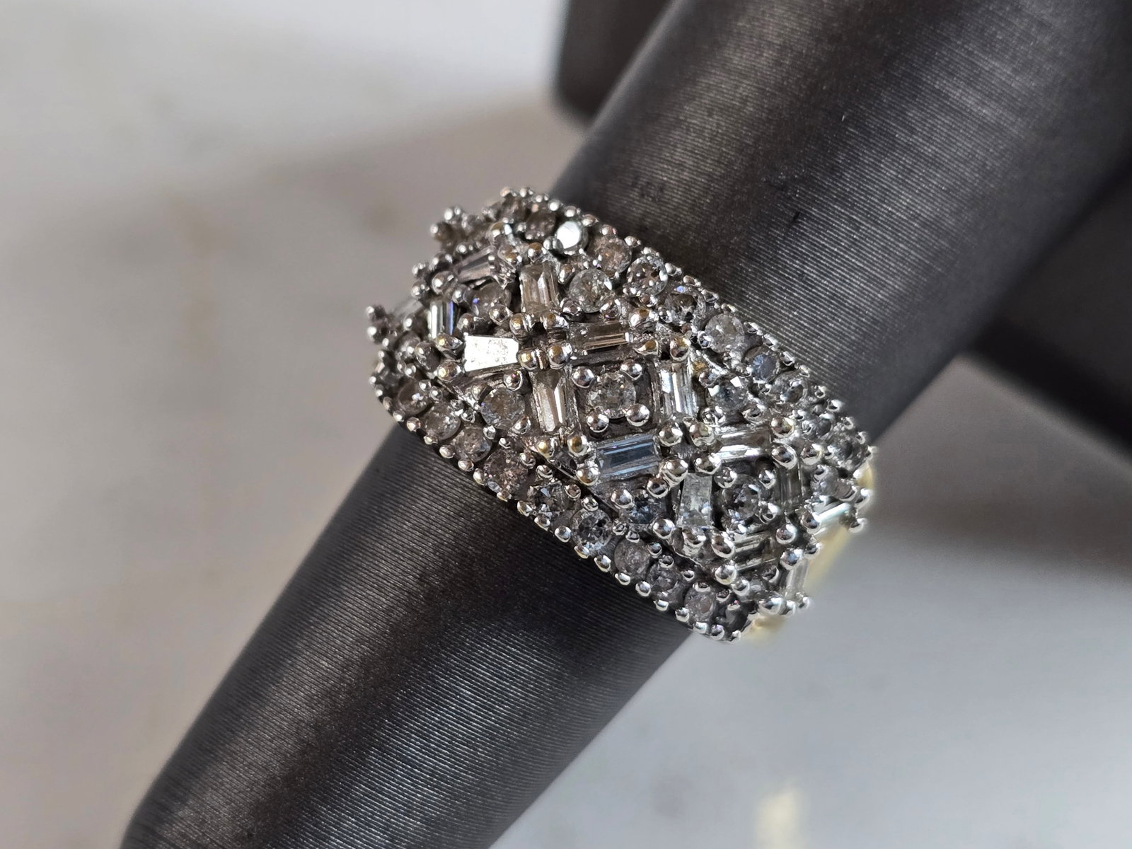 Womens Vintage Estate 10K Yellow Gold 1ct Diamond Ring: A WOMENS VINTAGE ESTATE 10K YELLOW GOLD DIAMOND RING WITH A TOTAL OF ABOUT 1.0cts OF DIAMONDS. THE TOTAL WEIGHT IS 7.1g, AND IS A SIZE 6.5. THE WIDTH OF THE RING IS 1/2". ANY QUESTIONS PLEASE DONT HES