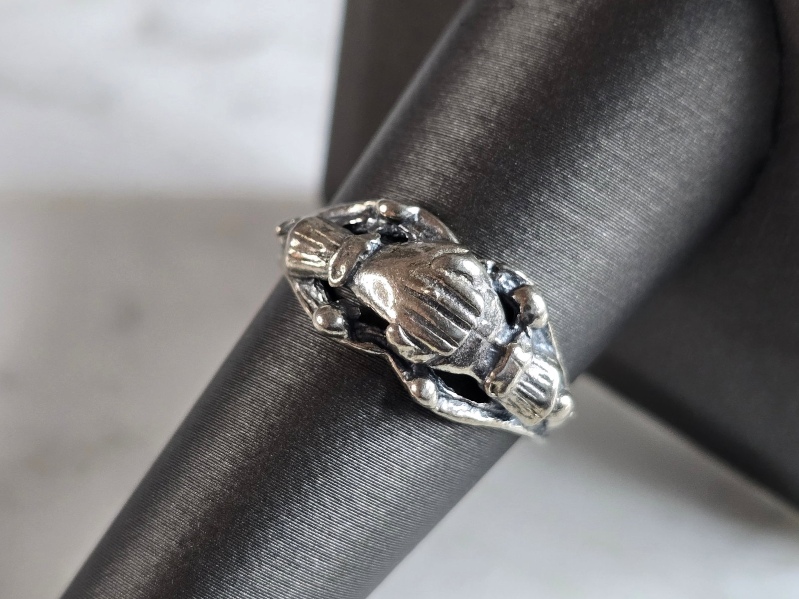 Womens Vintage Estate Sterling Silver Friendship Ring: A WOMENS VINTAGE ESTATE STERLING SILVER FRIENDSHIP RING. THE TOTAL WEIGHT IS 3.2g, AND IS A SIZE 8.25. THE WIDTH OF THE RING IS 3/8". THIS RING WOULD MAKE A GREAT GIFT FOR SOMEONE SPECIAL. ANY QUESTIO