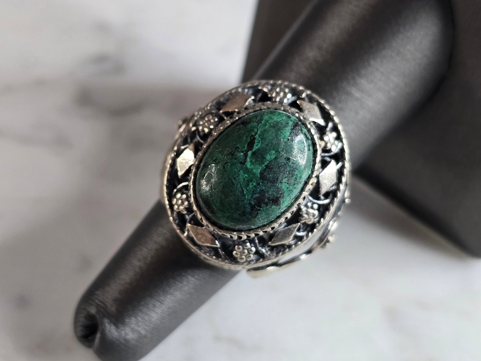 Womens Vintage Estate Sterling Silver Chrysocolla Ring: A WOMENS VINTAGE ESTATE STERLING SILVER CHRYSOCOLLA STONE RING. THE RING WEIGHS 13.2g, AND IS A SIZE 6.0. THE LENGTH OF THE RING IS 1". ANY QUESTIONS PLEASE DO NOT HESITATE TO ASK. BE SURE TO CHECK OU
