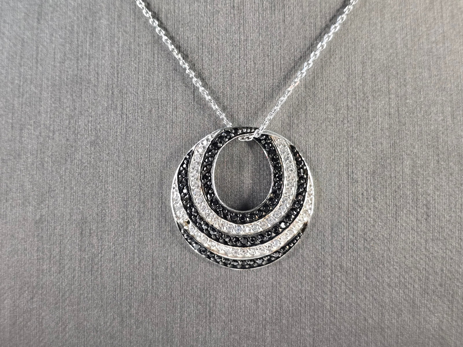 Womens Vintage Estate Sterling Silver Modernist Pendant & Necklace: A WOMENS VINTAGE ESTATE STERLING SILVER MODERNIST PENDANT AND NECKLACE. THE TOTAL WEIGHT IS 5.6g. PENDANT MEASURES 1 1/8" LONG BY 1" WIDE, AND NECKLACE IS 18" LONG. MAKES A GREAT GIFT FOR THAT SPECIAL