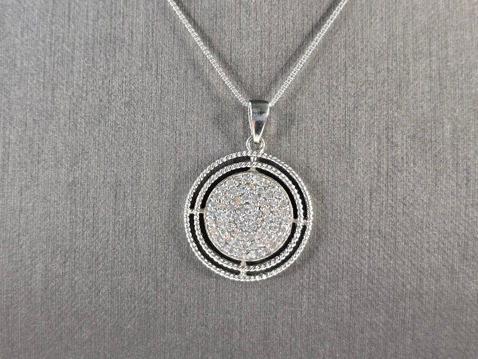 Womens Vintage Estate Sterling Silver Modernist Pendant & Necklace: A WOMENS VINTAGE ESTATE STERLING SILVER MODERNIST PENDANT AND NECKLACE. THE TOTAL WEIGHT IS 7.2g. PENDANT MEASURES 1 1/4" LONG BY 1" WIDE, AND NECKLACE IS 18" LONG. MAKES A GREAT GIFT FOR THAT SPECIAL