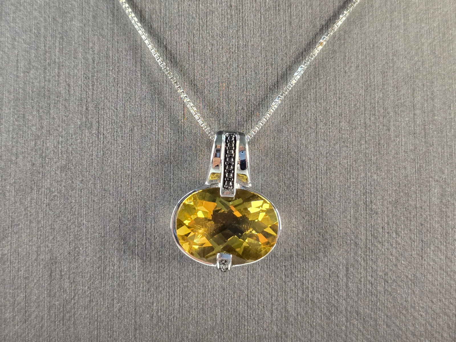Womens Vintage Estate Sterling Silver Modernist Pendant & Necklace: A WOMENS VINTAGE ESTATE STERLING SILVER MODERNIST PENDANT NECKLACE. THE TOTAL WEIGHT IS 7.2g. NECKLACE IS 18" LONG, AND THE PENDANT IS 3/4" BY 5/8". NOT SURE IF THE STONE IS NATURAL OR MAN MADE. MAKES
