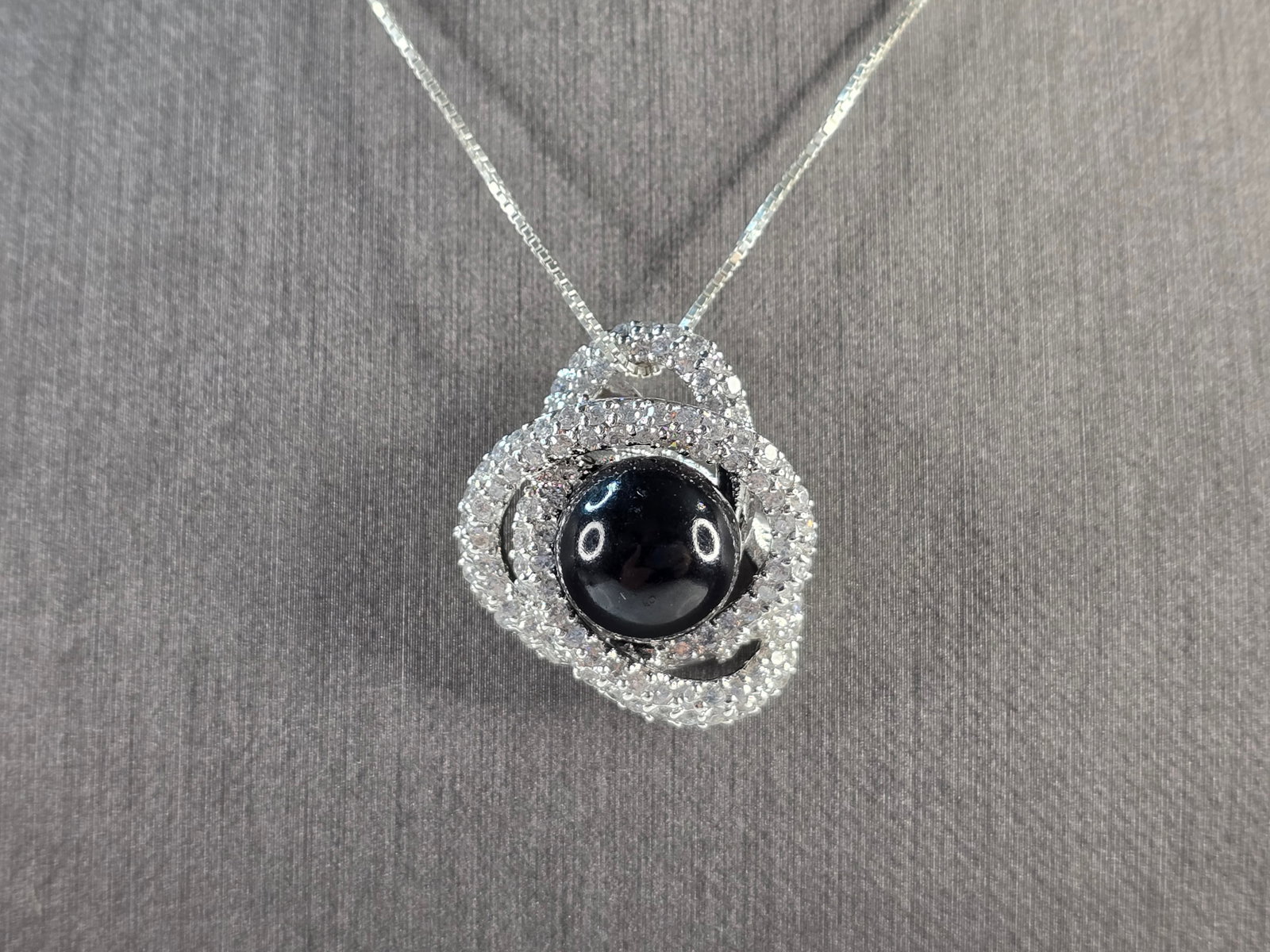 Womens Vintage Estate Sterling Silver Modernist Pendant & Necklace: A WOMENS VINTAGE ESTATE STERLING SILVER MODERNIST PENDANT AND NECKLACE. THE TOTAL WEIGHT IS 8.9g. PENDANT MEASURES 1" LONG BY 1" WIDE, AND NECKLACE IS 18" LONG. MAKES A GREAT GIFT FOR THAT SPECIAL SOM
