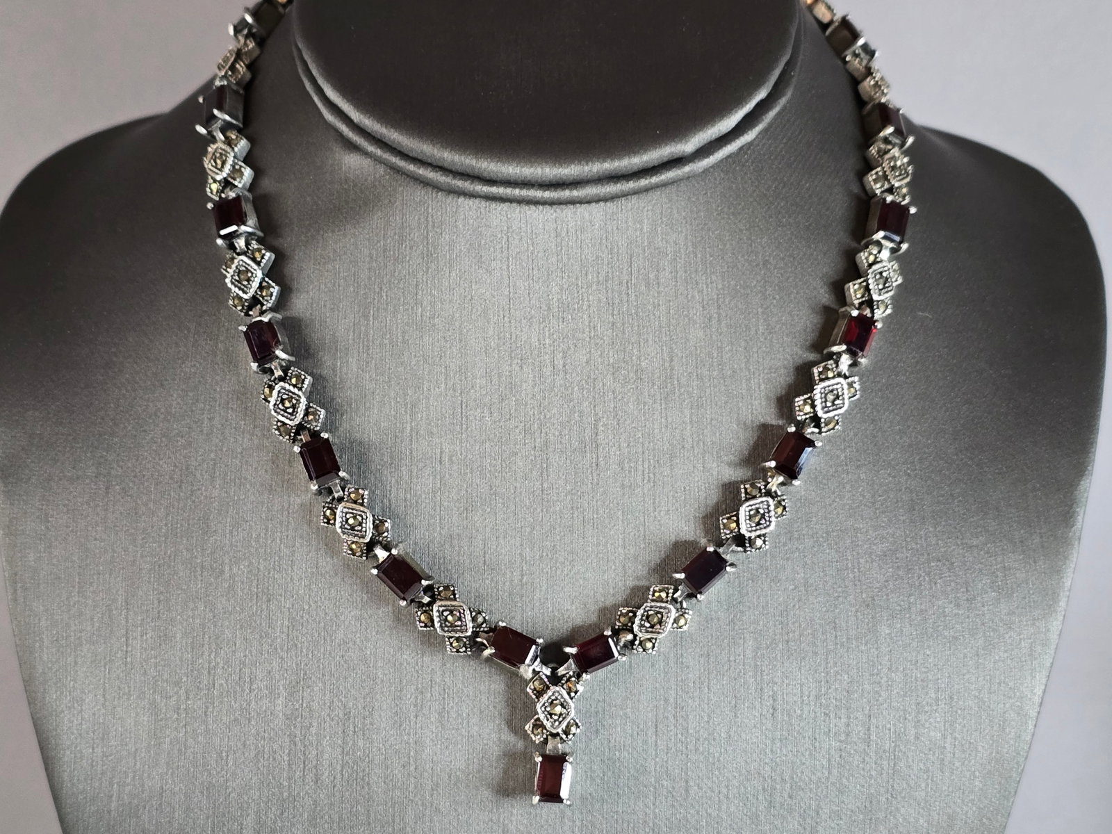 Womens Vintage Estate Sterling Silver Victorian Style Necklace: A WOMENS VINTAGE ESTATE STERLING SILVER VICTORIAN STYLE NECKLACE. NECKLACE WEIGHS 47.1g, AND MEASURES 15 1/8" LONG BY 3/8" WIDE. MAKES A GREAT GIFT FOR THAT SOMEONE SPECIAL. ANY QUESTIONS, PLEASE ASK.