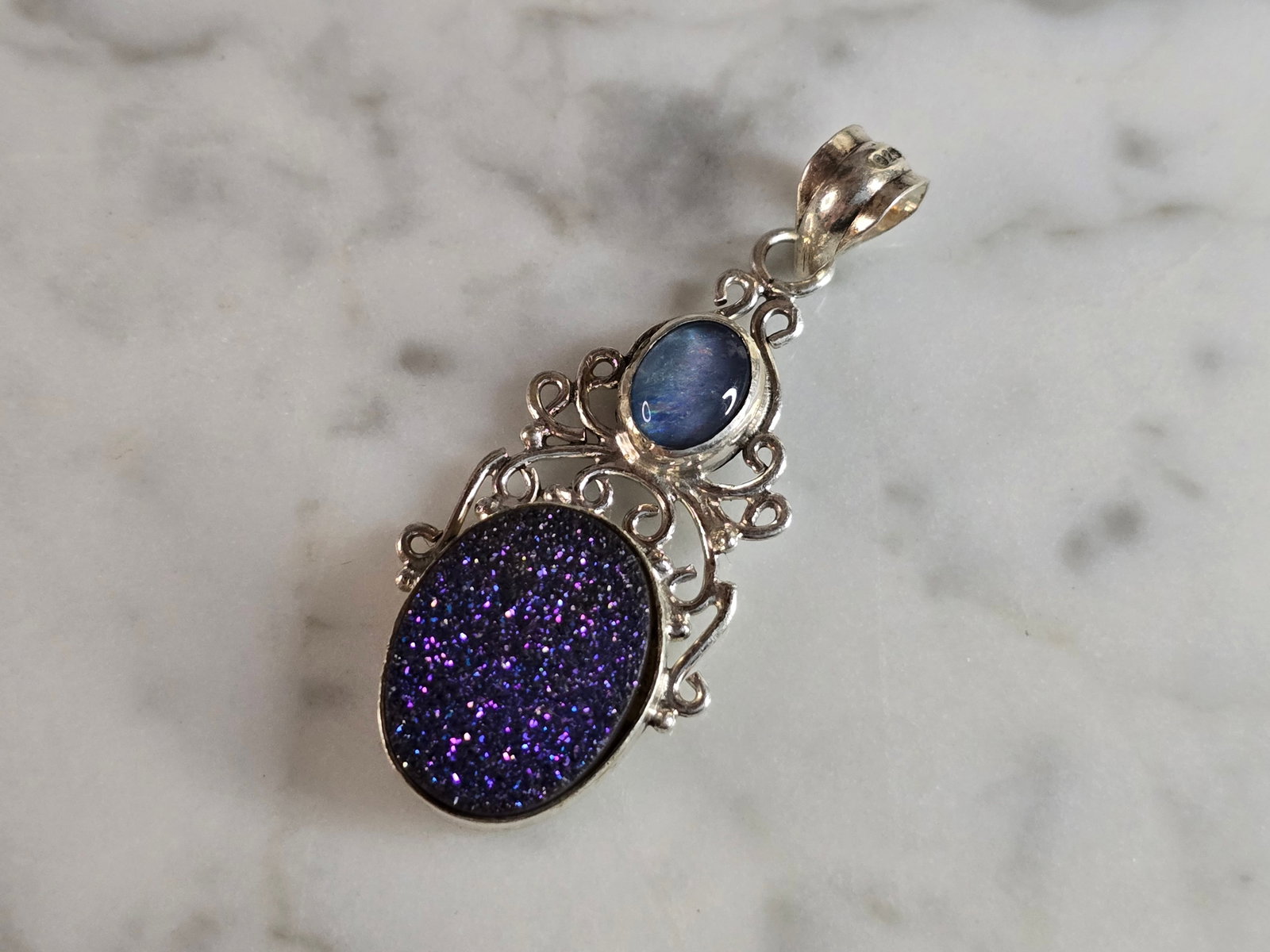 Womens Vintage Estate Sterling Silver Druzy Stone Pendant: A WOMENS VINTAGE ESTATE STERLING SILVER DRUZY STONE PENDANT. THE PENDANT WEIGHS 4.9g, AND MEASURES 1 3/4" BY 5/8". WOULD MAKE A NICE GIFT FOR THAT SOMEONE SPECIAL. ANY QUESTIONS PLEASE DO NOT HESITATE