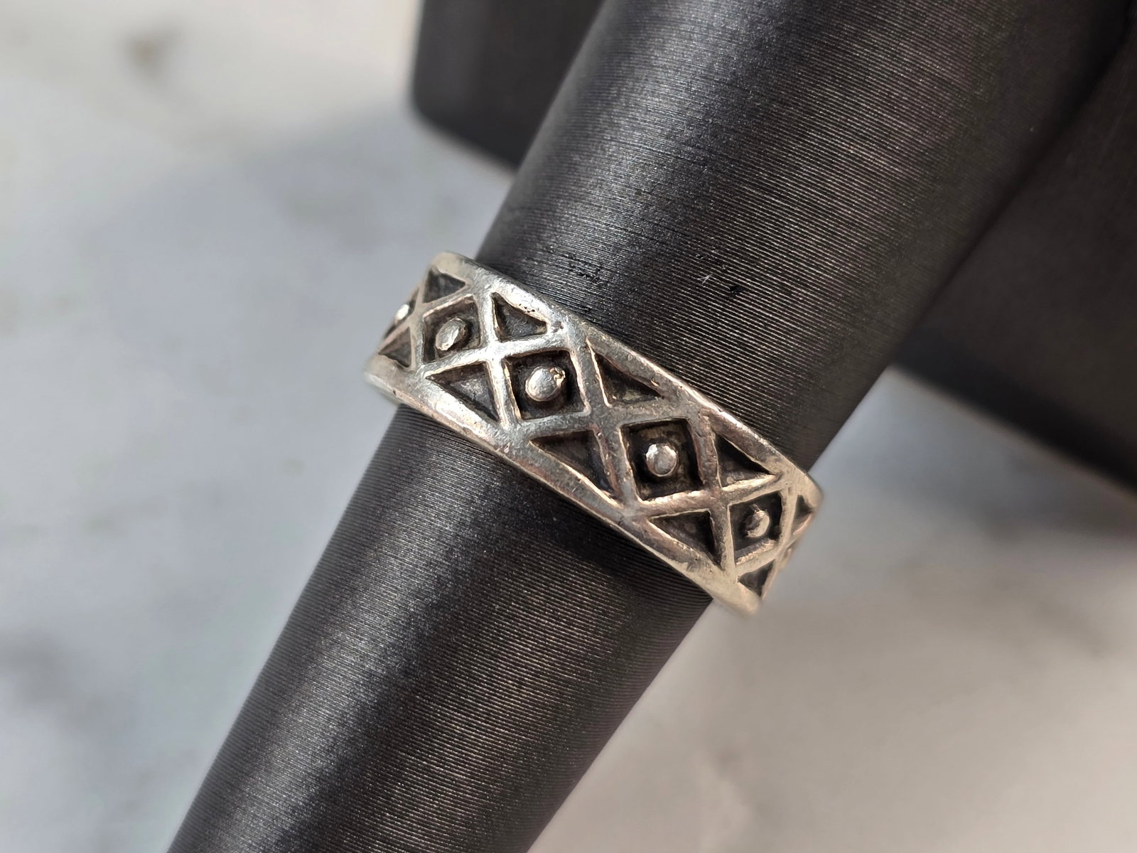 Womens Vintage Estate Sterling Silver Celtic Eternity Band Ring: A WOMENS VINTAGE ESTATE STERLING SILVER CELTIC ETERNITY BAND RING. RING WEIGHS 5.4g, AND IS A SIZE 7.75. THE WIDTH OF THE RING IS 1/4". THIS WOULD MAKE A NICE GIFT FOR THAT SOMEONE SPECIAL. ANY QUESTI