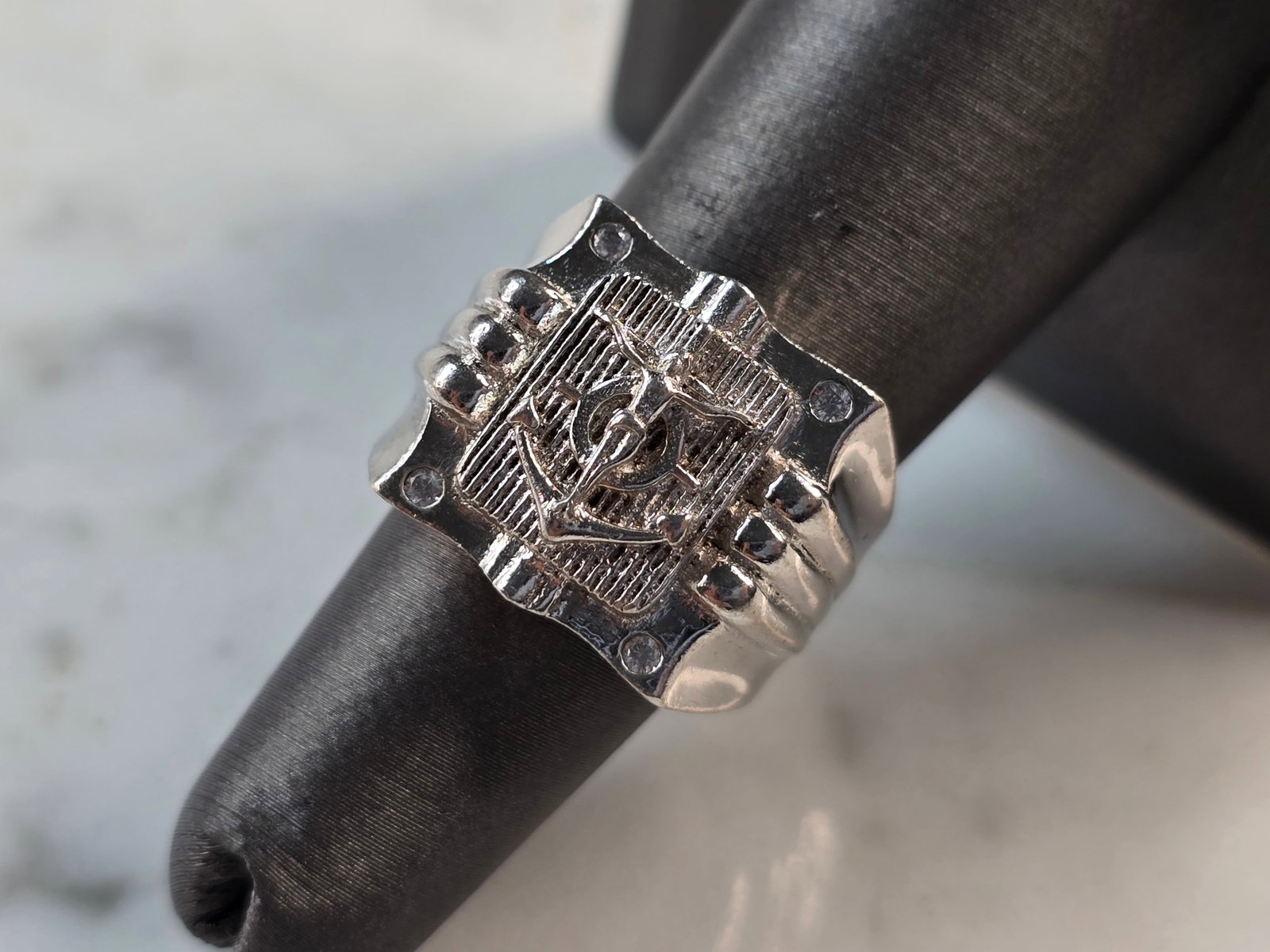 Mens Vintage Estate Sterling Silver Jesus Maritime Anchor Ring: A MENS VINTAGE ESTATE STERLING SILVER JESUS ANCHOR MARITIME RING. THE RING WEIGHS 15.5g, AND IS A SIZE 6.0. WIDTH OF THE RING IS 5/8". THIS RING WOULD MAKE A GREAT GIFT FOR SOMEONE SPECIAL. ANY QUESTI