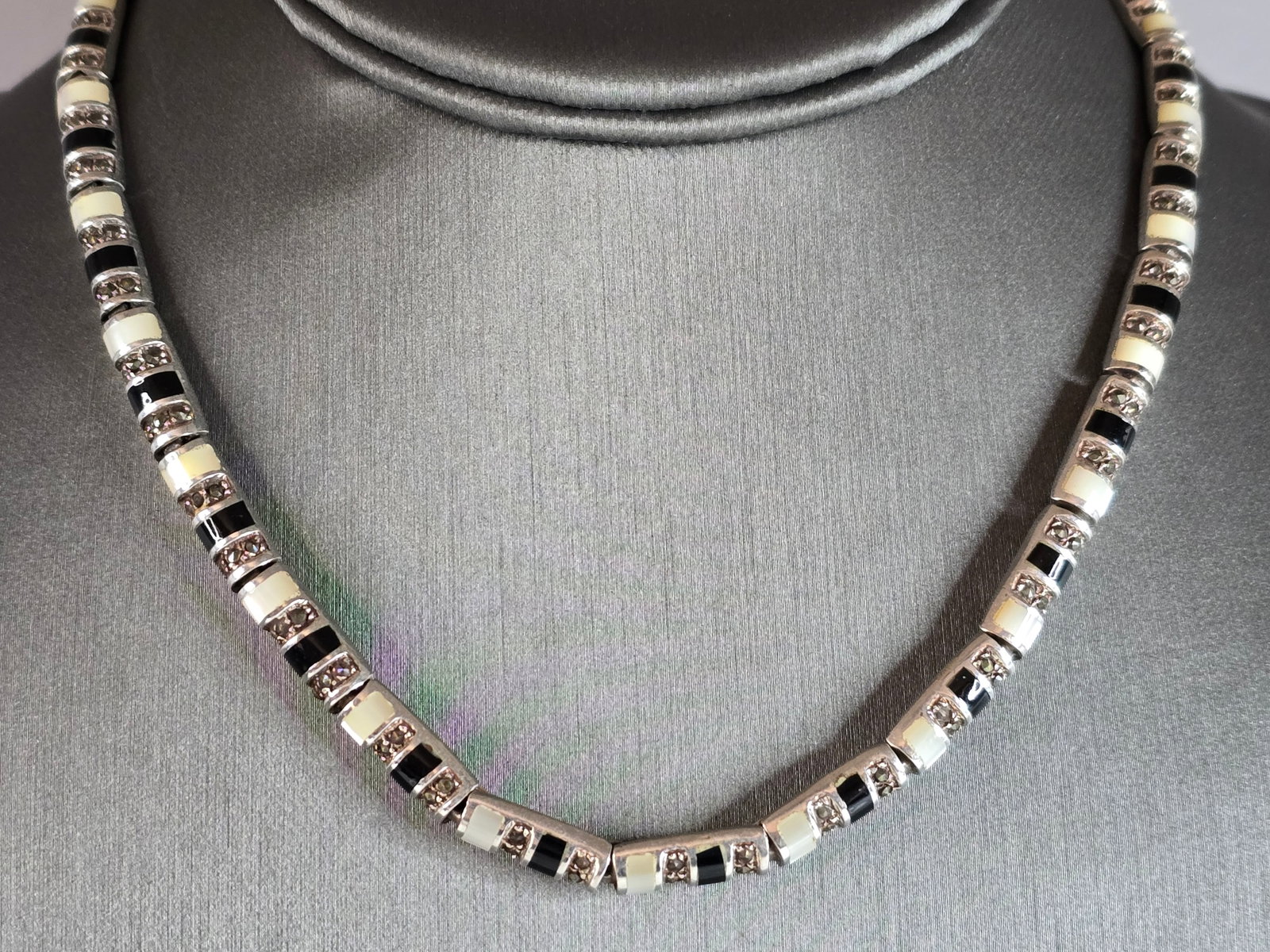 Womens Vintage Estate Sterling Silver Deco Style Necklace: A WOMENS VINTAGE ESTATE STERLING SILVER DECO STYLE NECKLACE. NECKLACE WEIGHS 54.8g, AND MEASURES 16" LONG BY 1/4" WIDE. MAKES A GREAT GIFT FOR THAT SOMEONE SPECIAL. ANY QUESTIONS, PLEASE ASK. BE SURE 