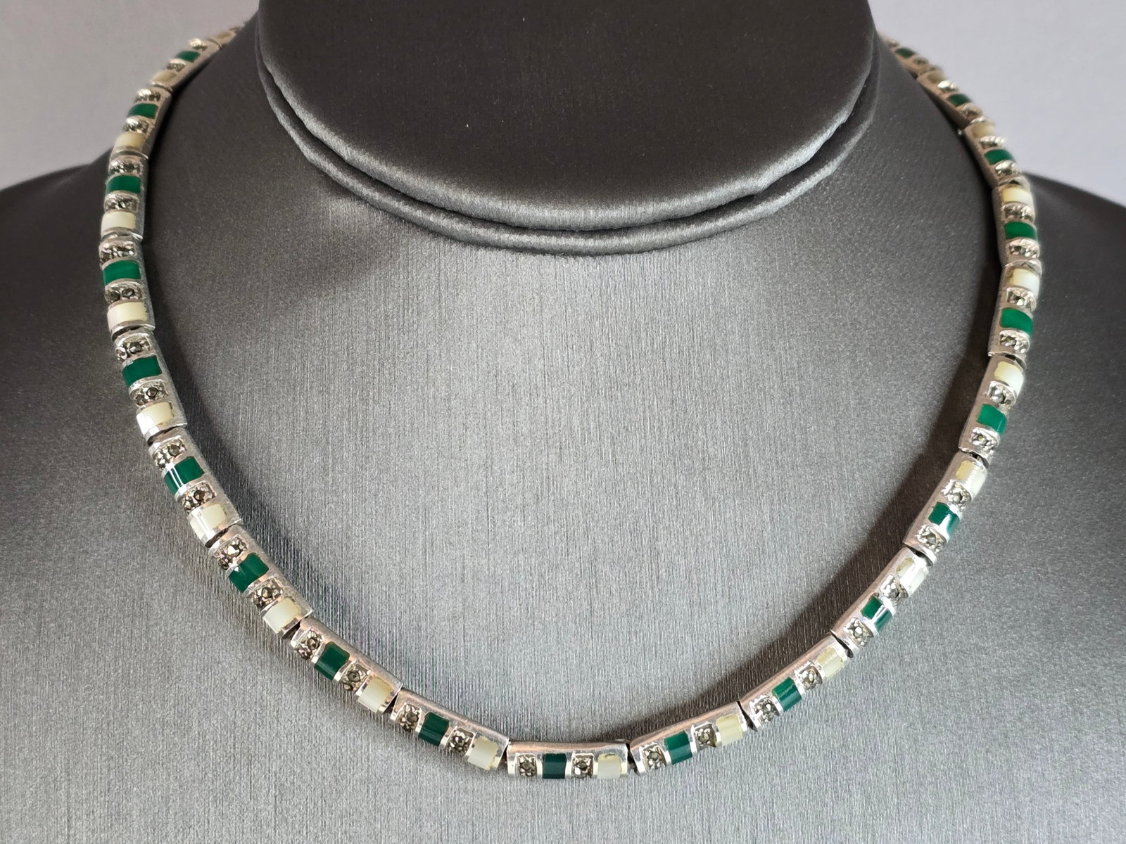 Womens Vintage Estate Sterling Silver Deco Style Necklace: A WOMENS VINTAGE ESTATE STERLING SILVER DECO STYLE NECKLACE. NECKLACE WEIGHS 55.6g, AND MEASURES 16 1/4" LONG BY 1/4" WIDE. MAKES A GREAT GIFT FOR THAT SOMEONE SPECIAL. ANY QUESTIONS, PLEASE ASK. BE S