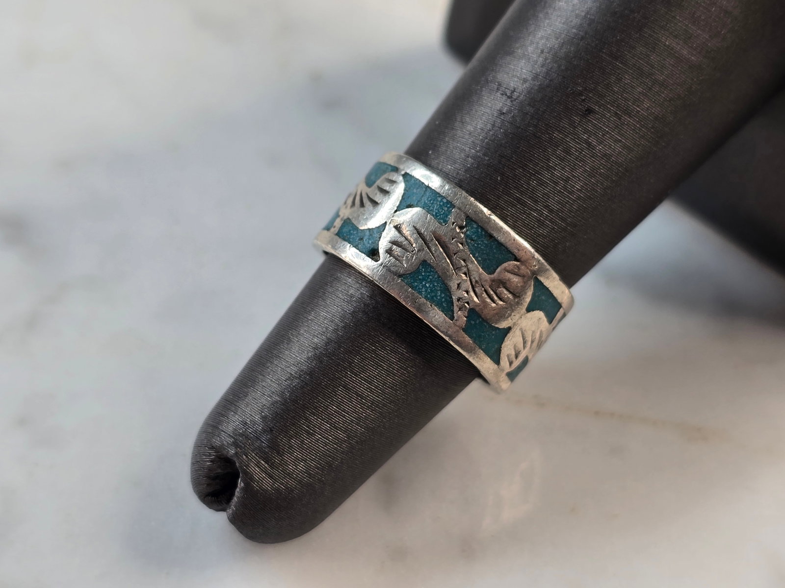 Womens Vintage Estate Sterling Silver Modernist Enamel Ring: A WOMENS VINTAGE ESTATE STERLING SILVER & ENAMEL RING. THE RING SIZE IS A 5.75, AND WEIGHS 5.2g. THE WIDTH OF THE RING IS 3/8". WOULD MAKE A NICE GIFT FOR THAT SOMEONE SPECIAL. ANY QUESTIONS PLEASE DO
