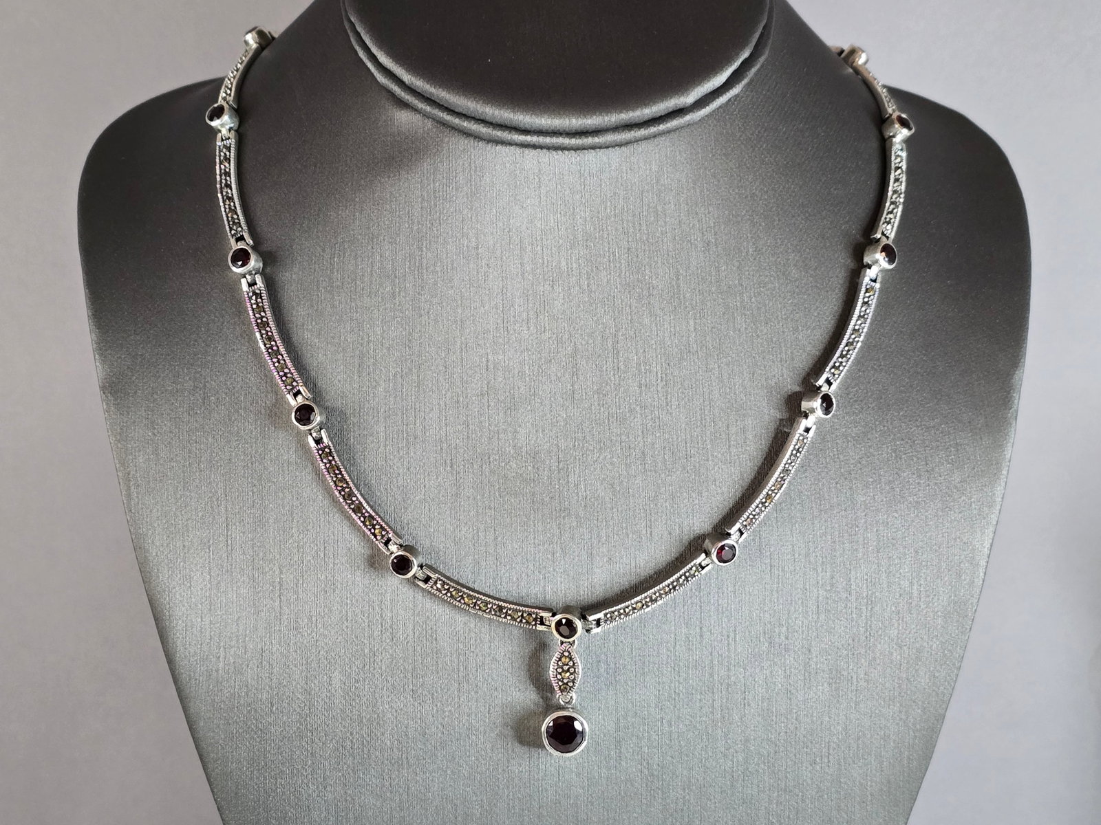 Womens Vintage Estate Sterling Silver Modernist Necklace: A WOMENS VINTAGE ESTATE STERLING SILVER MODERNIST NECKLACE. THE TOTAL WEIGHT IS 36.8g. NECKLACE MEASURS 18 1/2" LONG BY 1/4" WIDE. MAKES A GREAT GIFT FOR THAT SPECIAL SOMEONE. ANY QUESTIONS PLEASE DON