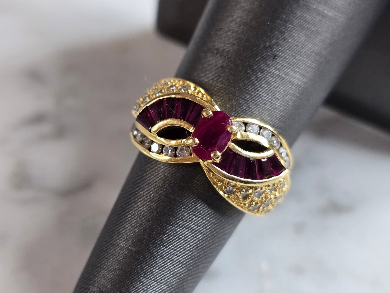 Womens Vintage Estate 18K Yellow Gold Ruby Diamond Ring: A WOMENS VINTAGE ESTATE 18K YELLOW GOLD RUBY DIAMOND RING. THE RING WEIGHS 6.9g, AND IS A SIZE 6.0. THE WIDTH OF THE RING IS 3/8". THERE ARE ABOUT 0.25cts OF RUBIES, SURROUNDED BY 42 ACCENT DIAMONDS. 