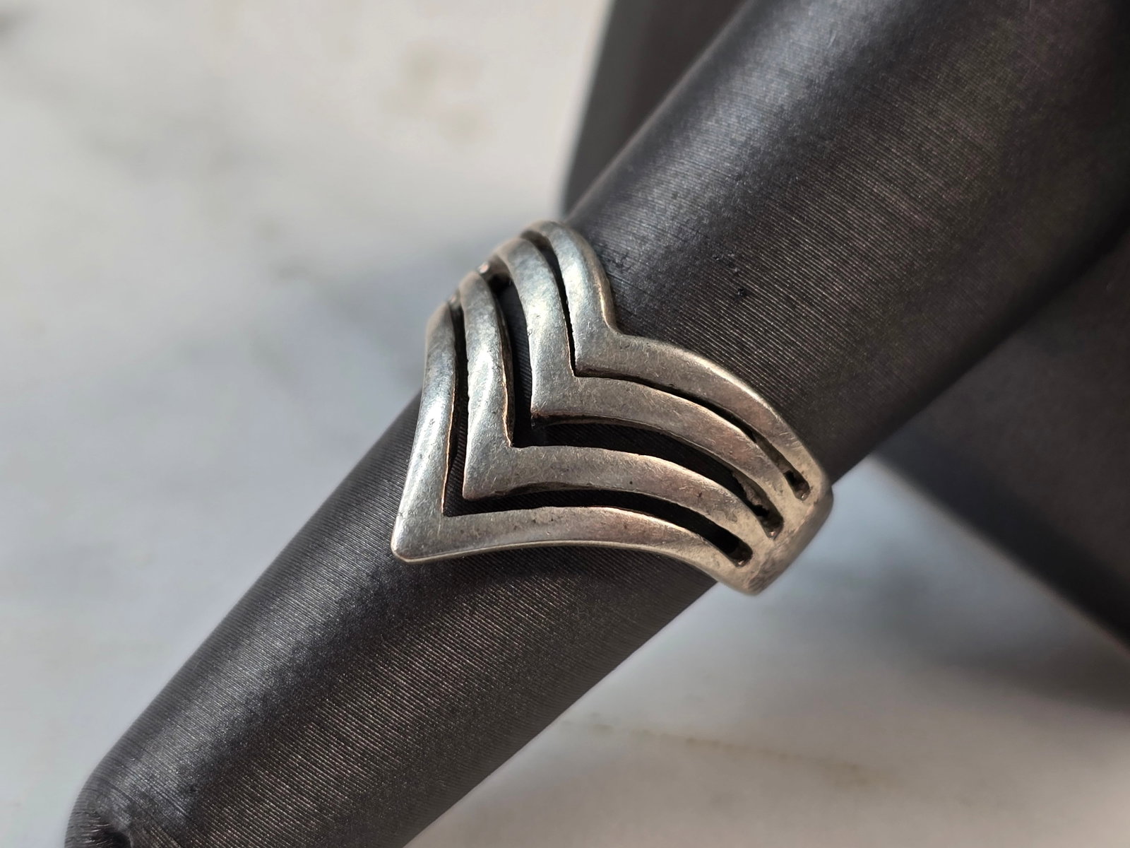 Womens Vintage Estate Sterling Silver Modernist Ring: A WONDERFUL WOMENS VINTAGE ESTATE STERLING SILVER MODERNIST RING. THE RING WEIGHS 3.9g, AND IS A SIZE 7.75. THE WIDTH OF THE RING IS 5/8". ANY QUESTIONS PLEASE DO NOT HESITATE TO ASK. BE SURE TO CHECK