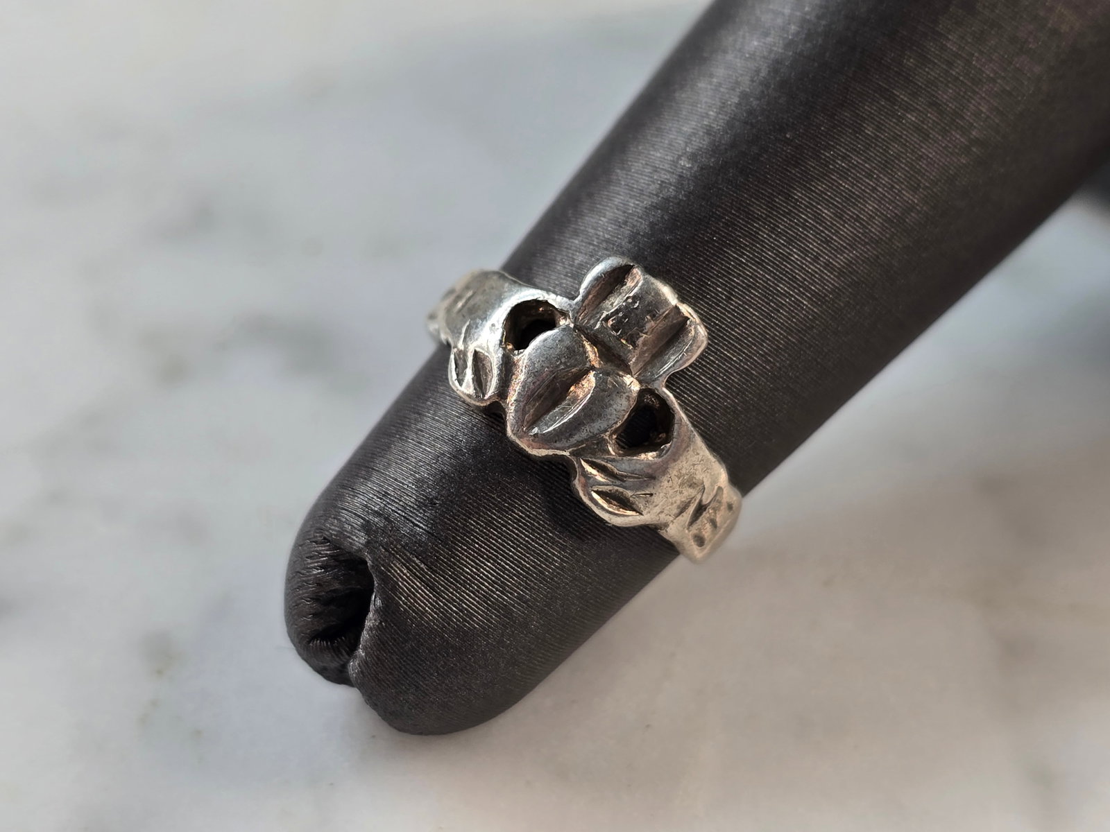Womens Girls Vintage Estate Sterling Silver Irish Claddagh Heart Ring: A WOMENS OR GIRLS VINTAGE ESTATE STERLING SILVER IRISH CLADDAGH "HEART" RING. THE SIZE OF THE RING IS A 2.5 AND WEIGHS 1.6g. THE WIDTH OF THE RING IS 3/8". RING IS MARKED ON THE INSIDE OF THE BAND. AN