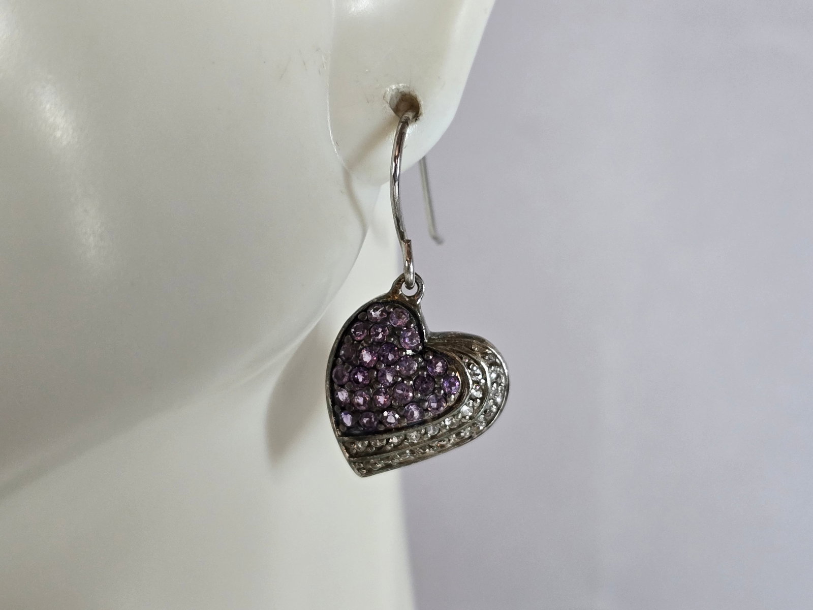 Womens Vintage Estate Sterling Silver Amethyst Heart Dangle Earrings: A PAIR OF WOMENS VINTAGE ESTATE STERLING SILVER AMETHYST HEART SHAPED EARRINGS. NOT SURE IF THE STONES ARE REAL OR MAN MADE. THE EARRINGS WEIGH 3.9g, AND MEASURE ABOUT 1" LONG AND 1/2" WIDE. MAKES A N