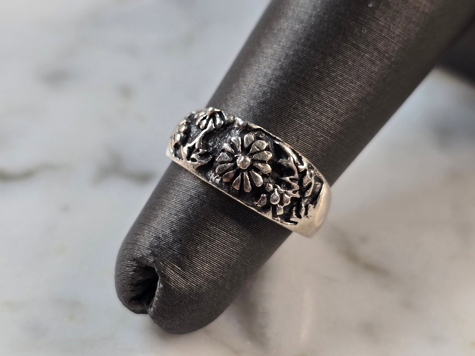 Womens Vintage Estate Sterling Silver Floral Toe Ring: A WOMENS VINTAGE ESTATE STERLING SILVER FLORAL TOE RING. THE RING WEIGHS 2.5g, AND IS ABOUT 1/4" WIDE. SIZE IS A 3.5. THIS WOULD MAKE A NICE GIFT FOR THAT SOMEONE SPECIAL. ANY OTHER QUESTIONS PLEASE D