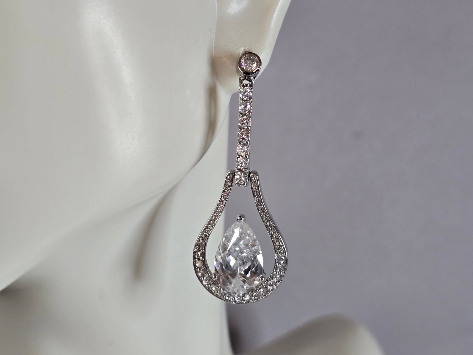 Womens Vintage Estate Sterling Silver CZ Dangle Earrings: A PAIR OF WOMENS STERLING SILVER CZ DANGLE EARRINGS THAT WEIGH 9.3g AND MEASURE 1 1/2" LONG BY 5/8" WIDE. ANY QUESTIONS, PLEASE DO NOT HESITATE TO ASK. BE SURE TO CHECK OUT SOME OF MY OTHER GREAT ITEM