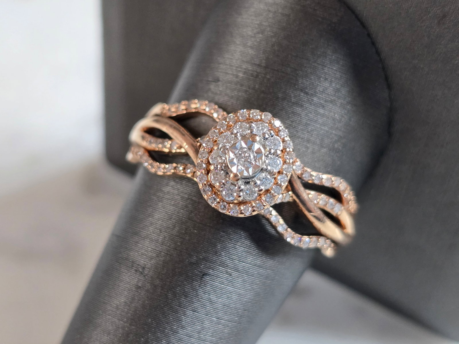 Womens Vintage Estate 10K Rose Gold Diamond Ring: A WOMENS VINTAGE ESTATE 10K ROSE GOLD DIAMOND RING. THE RING WEIGHS 4.6g, AND IS A SIZE 11.75. THE WIDTH OF THE RING IS 3/8". THERE ARE ABOUT 100 SMALL DIAMONDS IN THIS RING. ANY QUESTIONS, PLEASE DON