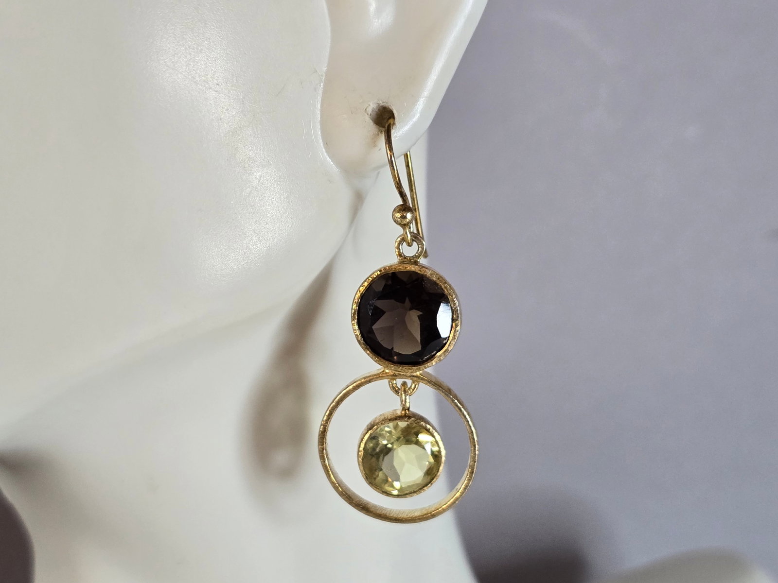 Womens Vintage Estate Sterling Silver Multi Stone Dangle Earrings: A PAIR OF WOMENS VINTAGE ESTATE STERLING SILVER MULTI STONE DANGLE EARRINGS. EARRINGS MEASURE ABOUT 1 5/8" BY 5/8". THE EARRINGS WEIGH 7.9g. MAKES A LOVELY GIFT FOR THAT SOMEONE SPECIAL.