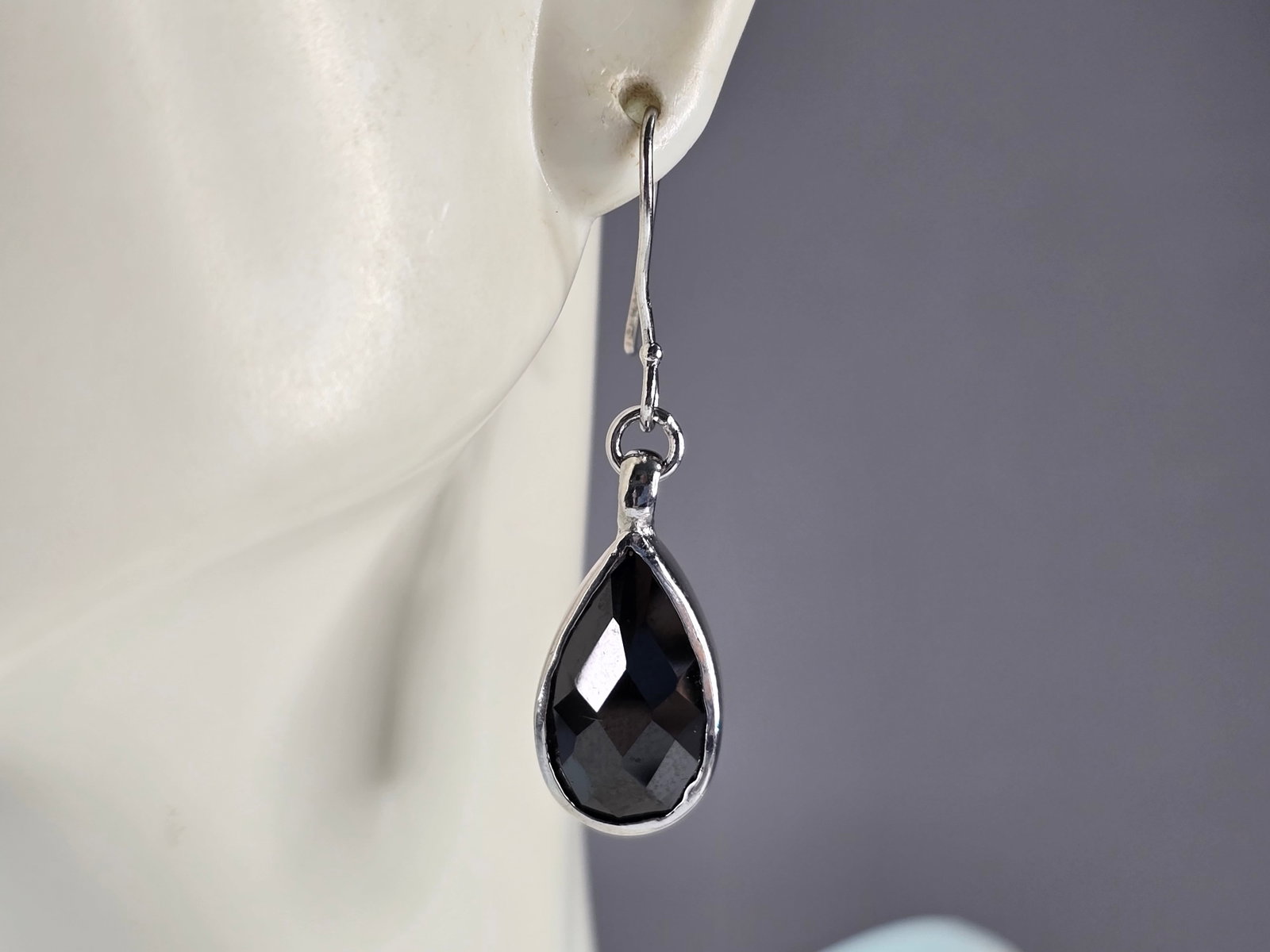 Womens Vintage Estate Sterling Silver Modernist Earrings: A PAIR OF WOMENS VINTAGE ESTATE STERLING SILVER MODERNIST EARRINGS THAT WEIGH 7.7g AND MEASURE 1 1/2" LONG BY 3/8" WIDE. ANY QUESTIONS, PLEASE DO NOT HESITATE TO ASK. BE SURE TO CHECK OUT SOME OF MY O