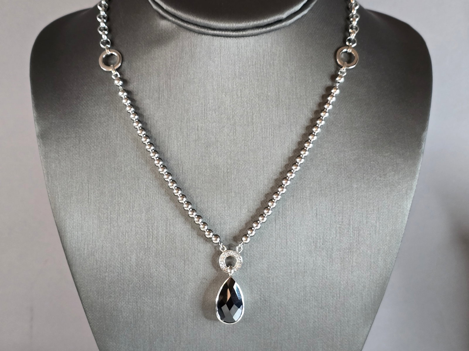 Womens Vintage Estate Sterling Silver Tear Drop Pendant & Necklace: A WOMENS VINTAGE ESTATE STERLING SILVER TEAR DROP SHAPE PENDANT WITH BEADED NECKLACE. THE TOTAL WEIGHT IS 22.7g, PENDANT MEASURES 1 1/8" LONG BY 1/2" WIDE, AND NECKLACE IS 17" LONG. MAKES A GREAT GIFT