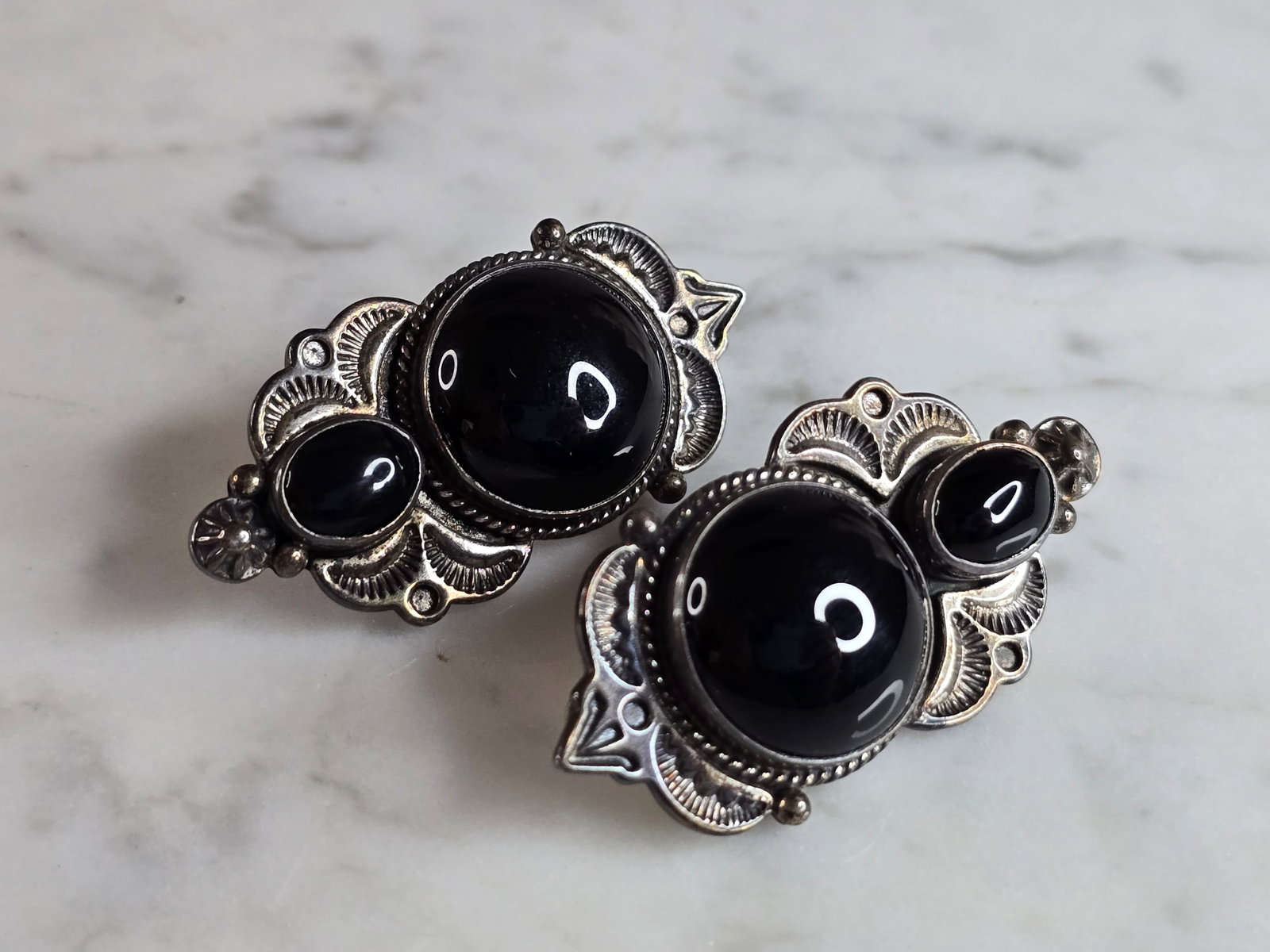 Womens Vintage Estate Sterling Silver Reve Onyx Earrings: A PAIR OF WOMENS STERLING SILVER ONYX EARRINGS THAT WERE MADE BY REVE. NOT SURE IF STONES ARE NATURAL OR MAN MADE. EARRINGS WEIGH 20.7g, AND MEASURE 1 1/2" LONG BY 3/4" WIDE. ANY QUESTIONS, PLEASE DO 