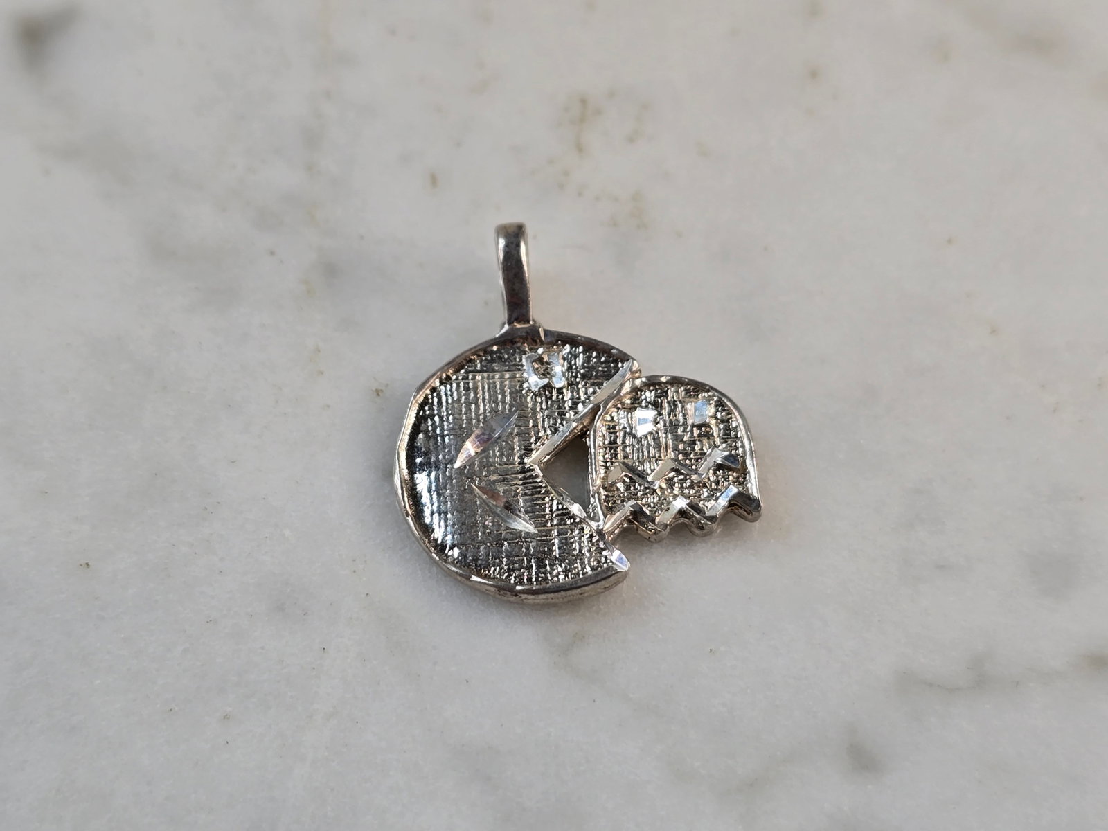 Womens Vintage Estate Sterling Silver Pacman Pendant: A VINTAGE ESTATE STERLING SILVER PACMAN PENDANT. THE PENDANT WEIGHS 1.2g AND MEASURES 3/4" LONG BY 5/8" WIDE. MAKES A GREAT GIFT FOR THAT SPECIAL SOMEONE. ANY QUESTIONS, PLEASE DO NOT HESITATE TO ASK.