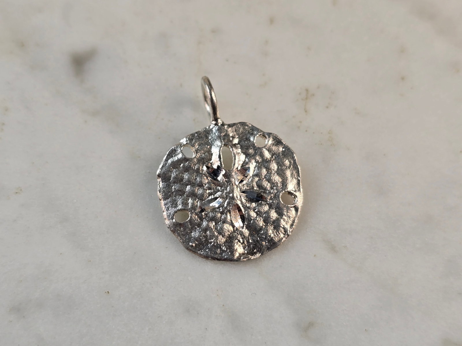 Womens Vintage Estate Sterling Silver Sand Dollar Pendant: A WOMENS VINTAGE ESTATE STERLING SILVER SAND DOLLAR PENDANT. THE PENDANT WEIGHS 1.3g AND MEASURES 7/8" LONG BY 5/8" WIDE. MAKES A GREAT GIFT FOR THAT SPECIAL SOMEONE. ANY QUESTIONS, PLEASE DO NOT HESI