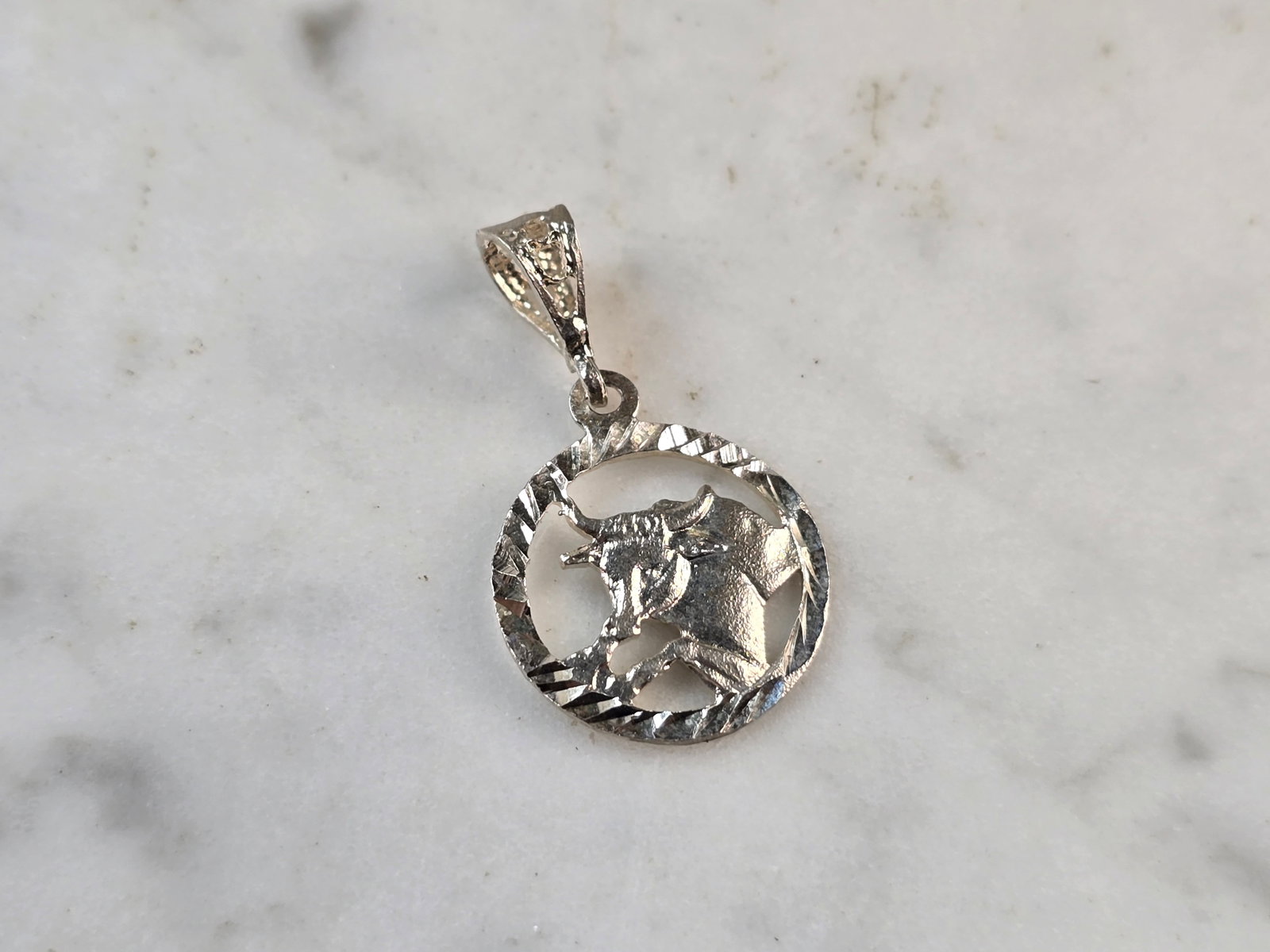 Womens Vintage Estate Sterling Silver Zodiac Taurus Pendant: A WOMENS VINTAGE ESTATE STERLING SILVER ZODIAC TAURUS PENDANT. THE PENDANT WEIGHS 1.2g AND MEASURES 1" 1/8" LONG BY 5/8" WIDE. MAKES A GREAT GIFT FOR THAT SOMEONE SPECIAL. ANY QUESTIONS, PLEASE ASK. B