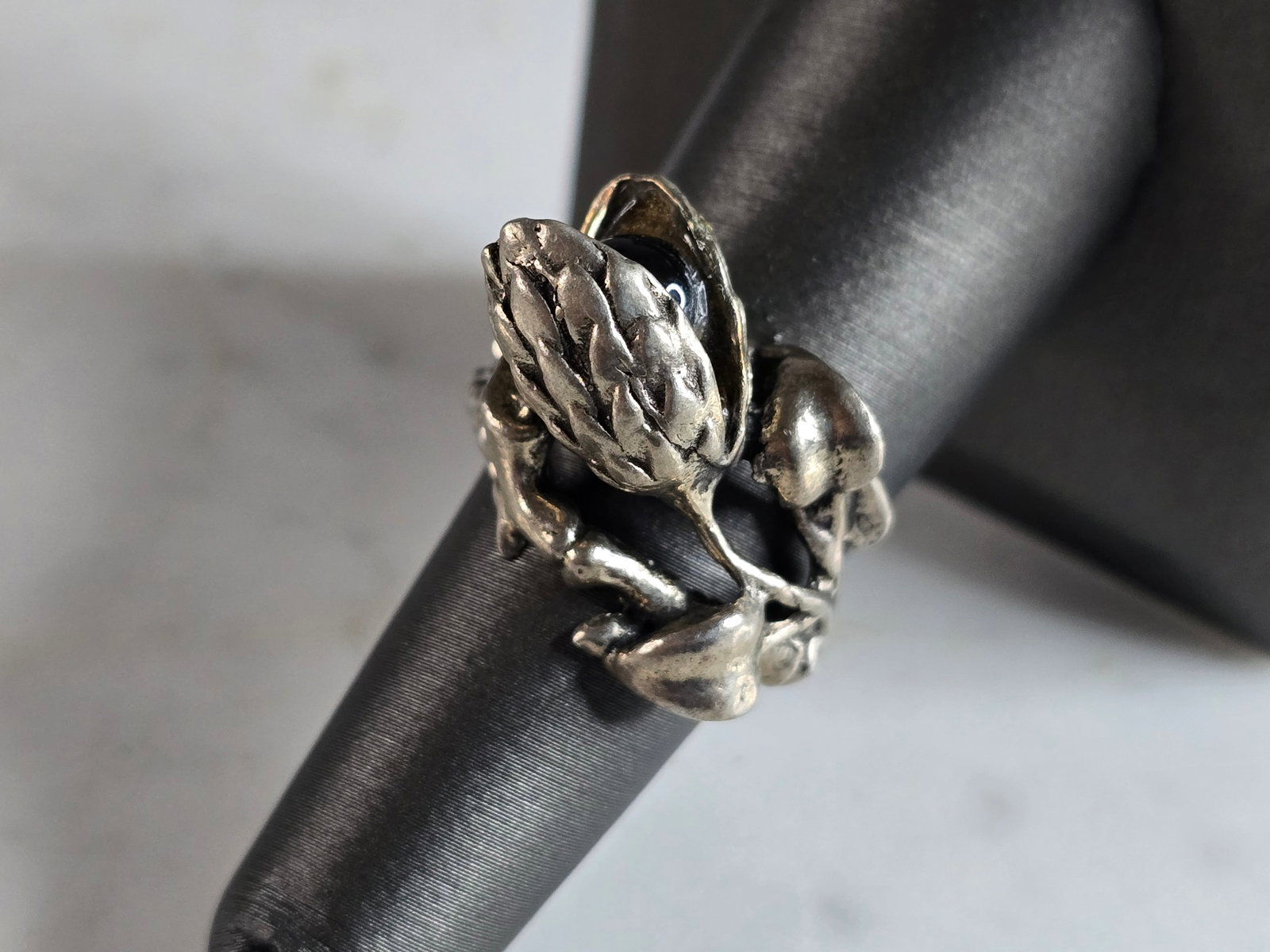 Womens Vintage Estate Sterling Silver Floral Ring: A WOMENS VINTAGE ESTATE STERLING SILVER FLORAL RING. THE TOTAL WEIGHT IS 9.4g, AND IS A SIZE 7.0. THE WIDTH OF THE RING IS 5/8". THIS RING WOULD MAKE A GREAT GIFT FOR SOMEONE SPECIAL. ANY QUESTIONS PL