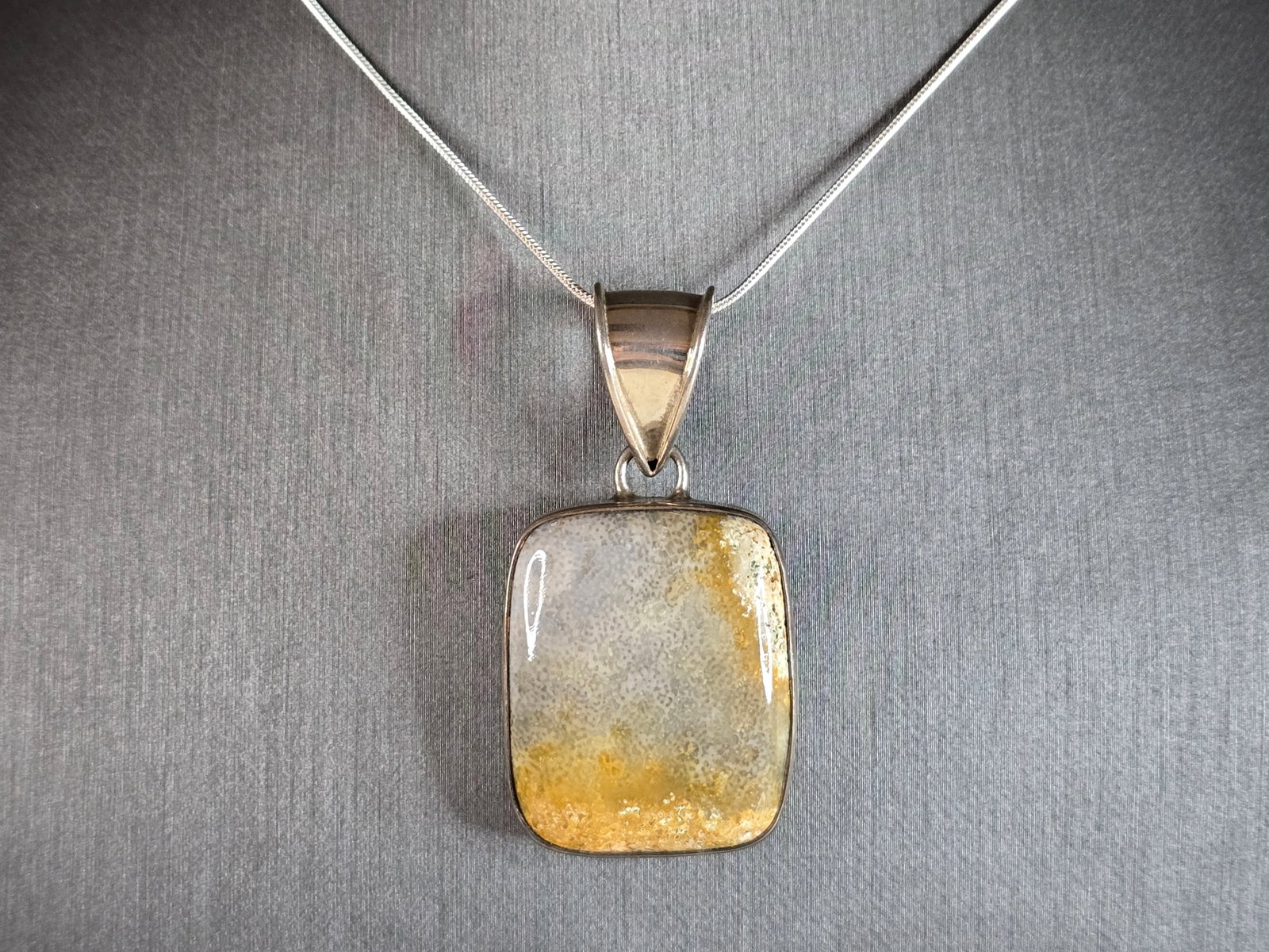 Womens Vintage Estate Sterling Silver Agate Necklace: A WOMENS VINTAGE ESTATE STERLING SILVER AGATE PENDANT WITH NECKLACE. NECKLACE WITH PENDANT WEIGHS 19.7g. NECKLACE MEASURES 24" LONG, AND THE PENDANT MEASURES 2" BY 1". WOULD MAKE A GREAT GIFT FOR THAT