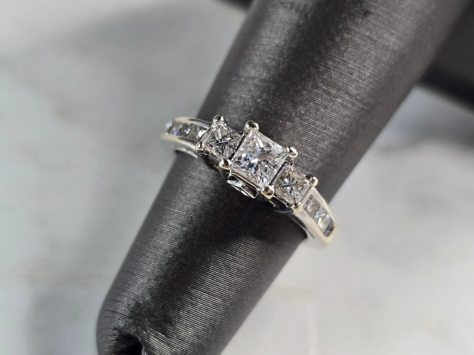 Womens Vintage Estate 14K White Gold Diamond Ring: A WOMENS VINTAGE ESTATE 14K WHITE GOLD DIAMOND RING. THE RING IS A SIZE 4.25 AND WEIGHS 3.8g. THERE ARE ABOUT 0.91cts OF DIAMONDS. THE WIDTH OF THE RING IS 3/16". RING IS FAINTLY MARKED ON THE INSIDE 