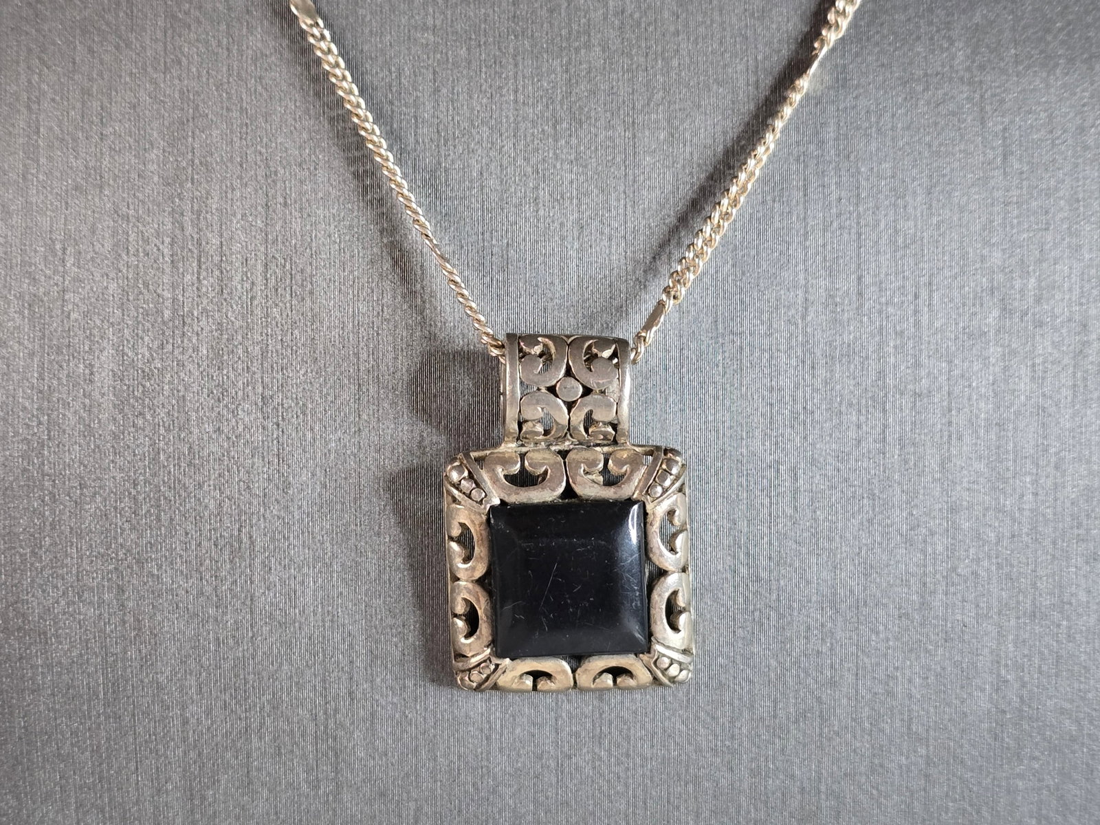 Womens Vintage Estate Sterling Silver Onyx Pendant Necklace: A WOMENS VINTAGE ESTATE STERLING SILVER ONYX PENDANT WITH NECKLACE, THAT WEIGHS 12.7g. THE NECKLACE MEASURES 17 1/2" LONG, AND THE PENDANT MEASURES 1 1/4" LONG BY 7/8" WIDE. ANY QUESTIONS PLEASE DONT 