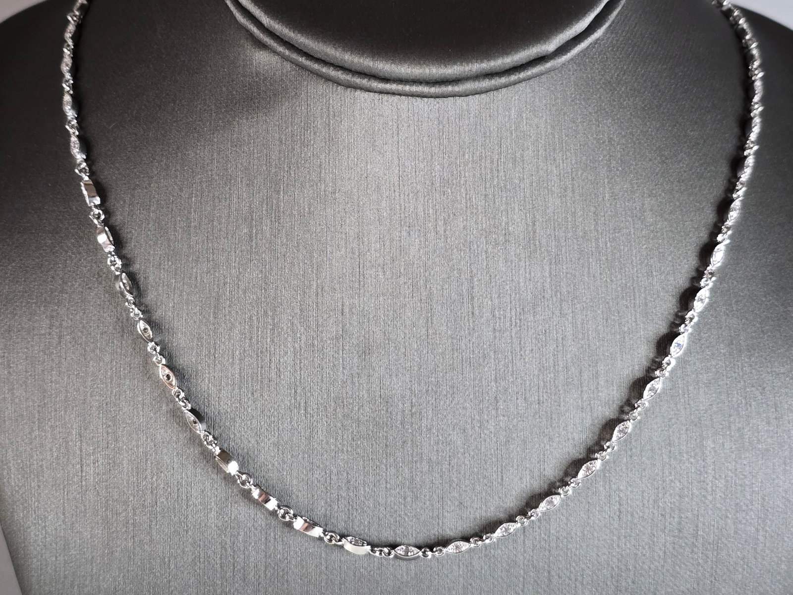 Womens Vintage Estate Sterling Silver Modernist CZ Necklace: A WOMENS VINTAGE ESTATE STERLING SILVER MODERNIST CZ NECKLACE . THE TOTAL WEIGHT IS 11.7g. THE NECKLACE MEASURES ABOUT 21" LONG, BY 1/8" WIDE . MAKES A GREAT GIFT FOR THAT SPECIAL SOMEONE.
