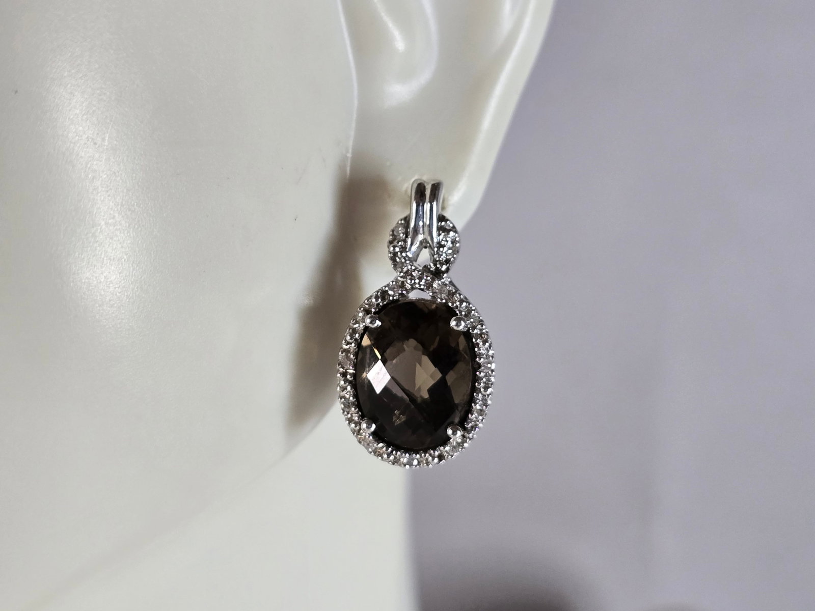 Womens Vintage Estate Sterling Silver Smoky Quartz Earrings: A PAIR OF WOMENS VINTAGE ESTATE STERLING SILVER SMOKY QUARTZ COLORED EARRINGS. NOT SURE IF THE STONES ARE REAL OR MAN MADE. EARRINGS WEIGH 4.3g AND MEASURE 7/8" LONG BY 3/8" WIDE. ANY QUESTIONS, PLEAS