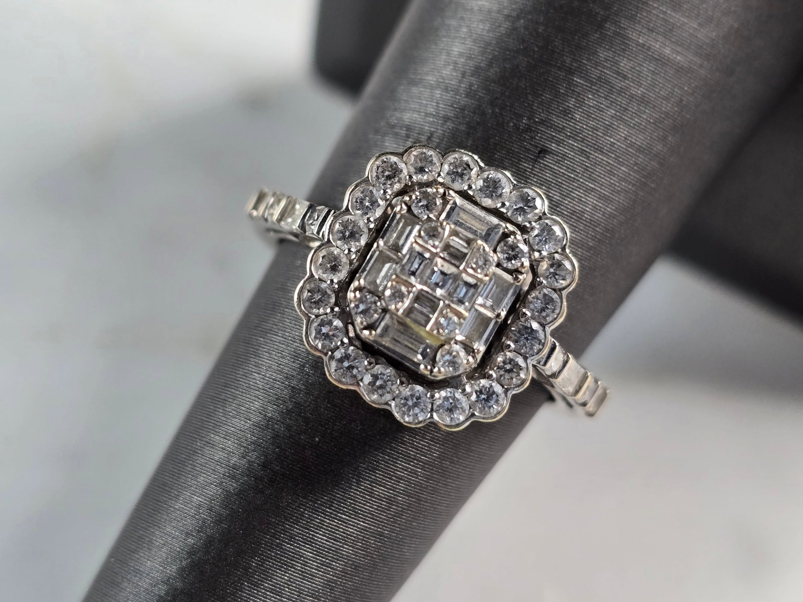 Womens Vintage Estate 14K White Gold Diamond Ring: A WOMENS VINTAGE ESTATE 14K WHITE GOLD DIAMOND RING. THE RING IS A SIZE 7.0, AND WEIGHS 3.4g. THERE ARE ABOUT 0.83cts OF DIAMONDS IN THIS RING. THE LENGTH OF THE RING IS ABOUT 1/2". THE RING MAKES A B