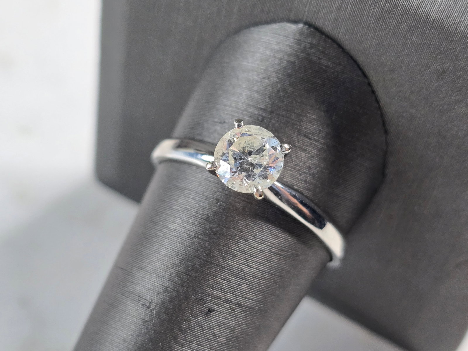 Womens Vintage Estate 10K White Gold Diamond Engagement Ring: A WOMENS VINTAGE ESTATE 10K WHITE GOLD DIAMOND ENGAGEMENT RING. THE TOTAL WEIGHT IS 2.4g, AND IS A SIZE 11.5. THE DIAMOND IS ABOUT 0.75cts. THE WIDTH OF THE RING IS 1/4". RING IS MARKED 10k ON THE INS
