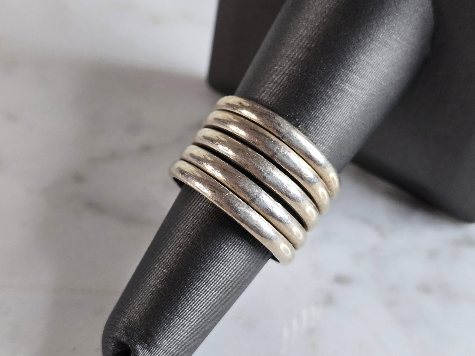 Womens Vintage Estate Sterling Silver Modernist Ring: A WOMENS VINTAGE ESTATE STERLING SILVER MODERNIST RING. THE RING WEIGHS 9.8g, AND IS A SIZE 8.0. THE LENGTH OF THE RING IS 1/2". ANY QUESTIONS PLEASE DO NOT HESITATE TO ASK. BE SURE TO CHECK OUT SOME 