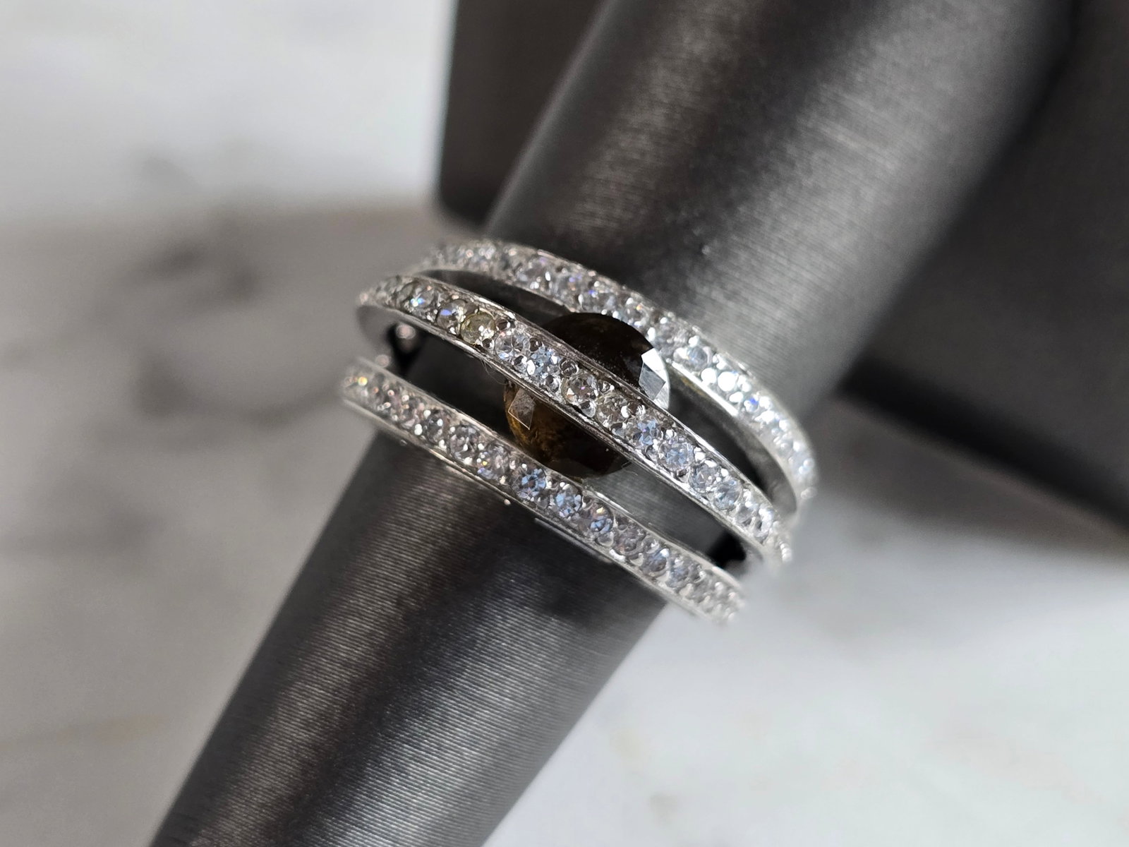Womens Vintage Estate Sterling Silver Modernist CZ Ring: A WOMENS VINTAGE ESTATE STERLING SILVER MODERNIST CZ RING. THE RING WEIGHS 6.0g, AND IS A SIZE 7.0. THE WIDTH OF THE RING IS 3/8". ANY QUESTIONS PLEASE DO NOT HESITATE TO ASK. BE SURE TO CHECK OUT SOM